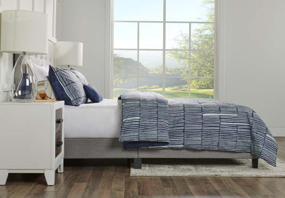 Kort & Co. Lines 4-Piece Queen Comforter Set | Ensemble d'édredon Lines 4 pièces de Kort & Co. pour grand lit