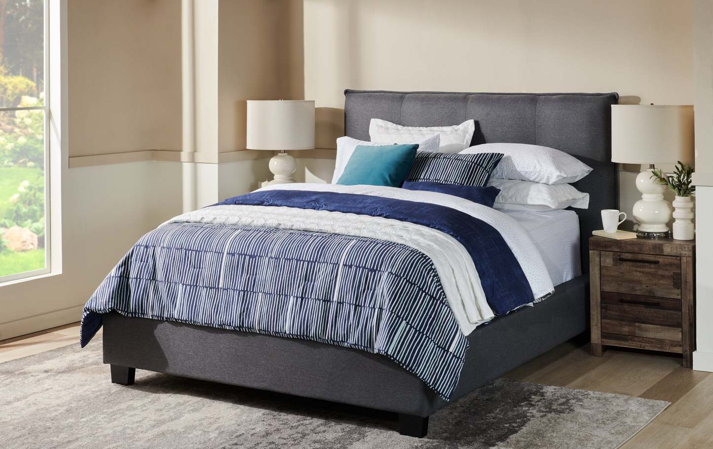 Kort & Co. Lines 4-Piece Queen Comforter Set | Ensemble d'édredon Lines 4 pièces de Kort & Co. pour grand lit