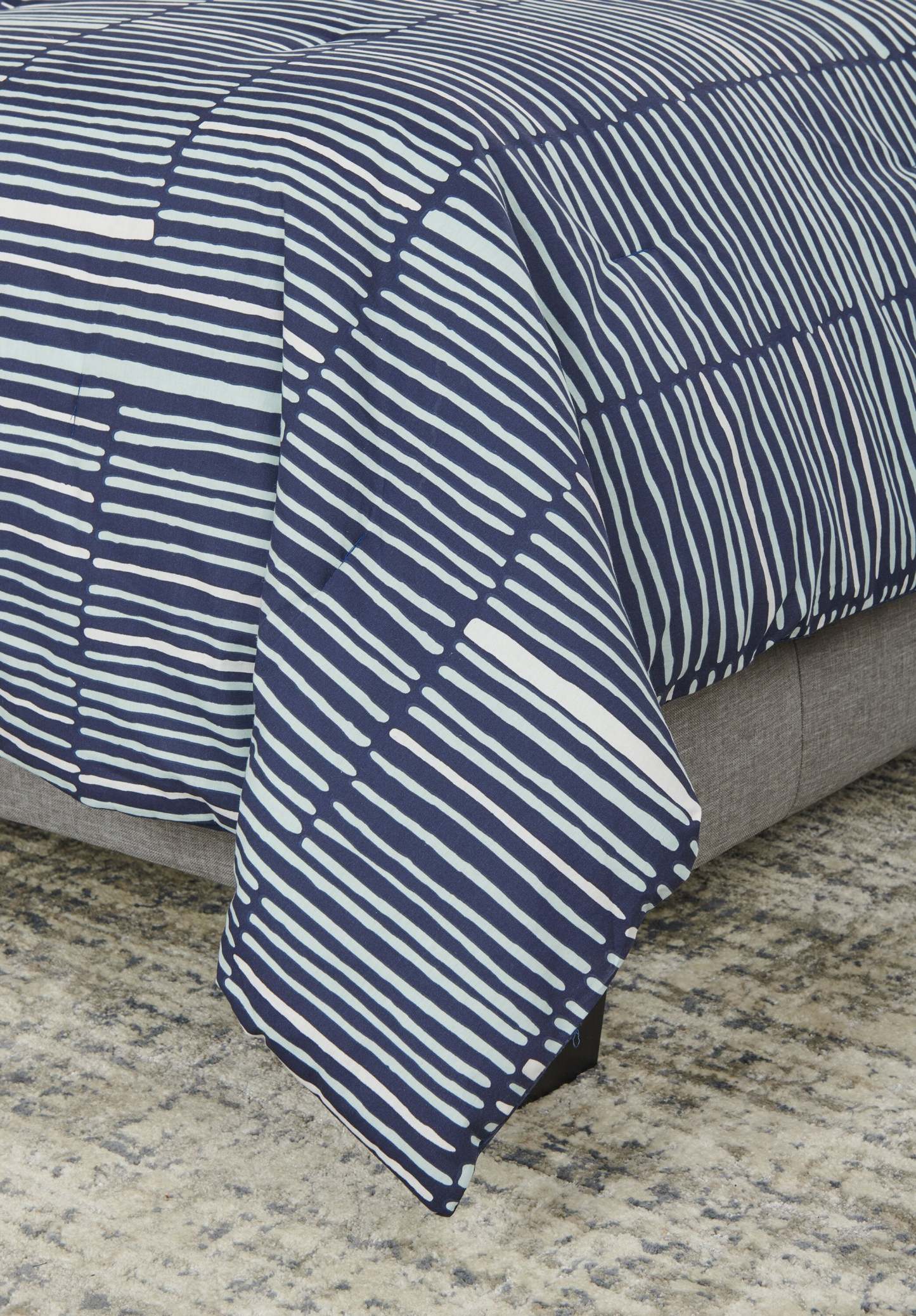 Kort & Co. Lines 4-Piece Queen Comforter Set | Ensemble d'édredon Lines 4 pièces de Kort & Co. pour grand lit