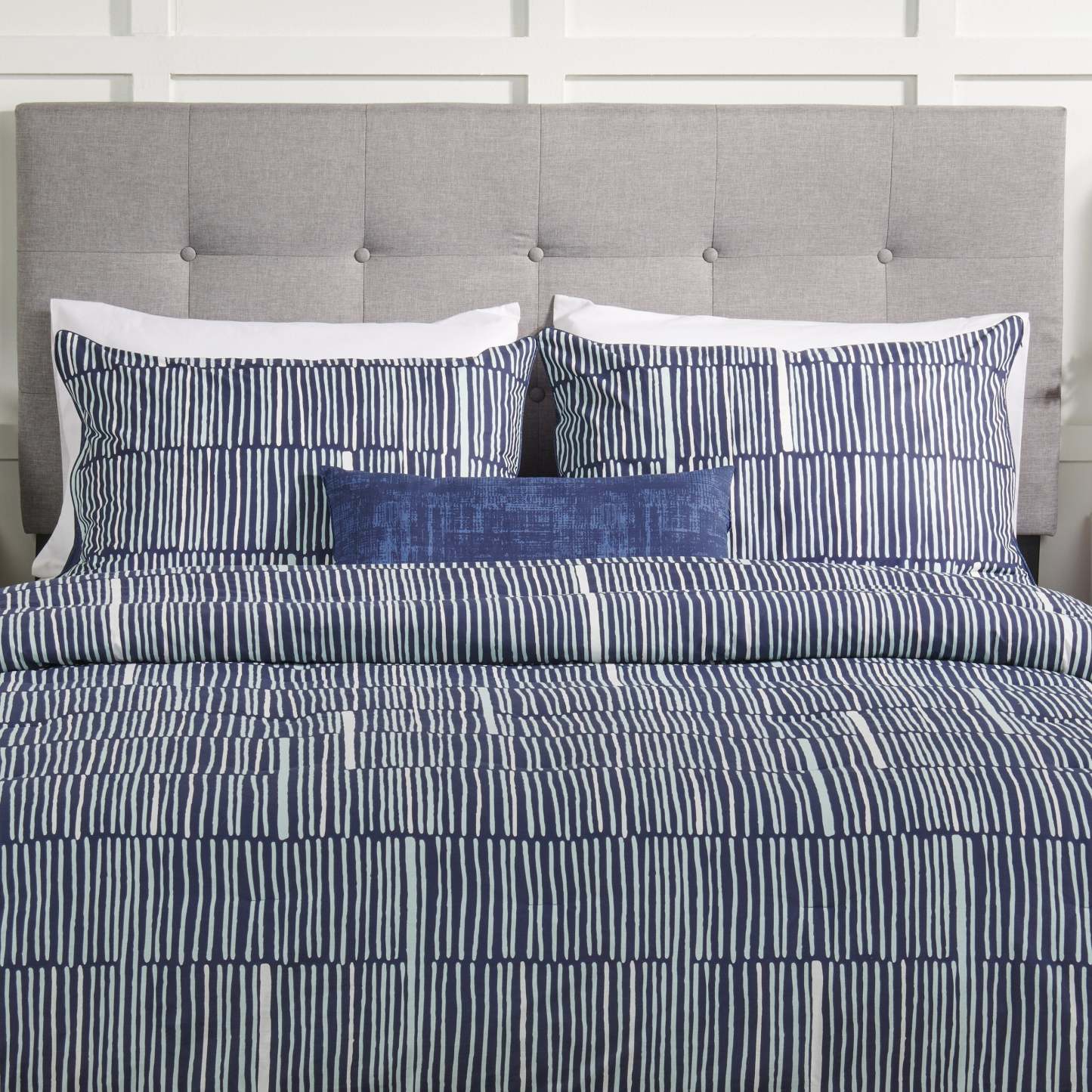 Kort &amp; Co. Lines Parure de lit 4 pièces pour très grand lit – Bleu | Ensemble d'édredon Lines 4 pièces de Kort &amp; Co. pour très grand lit - bleu