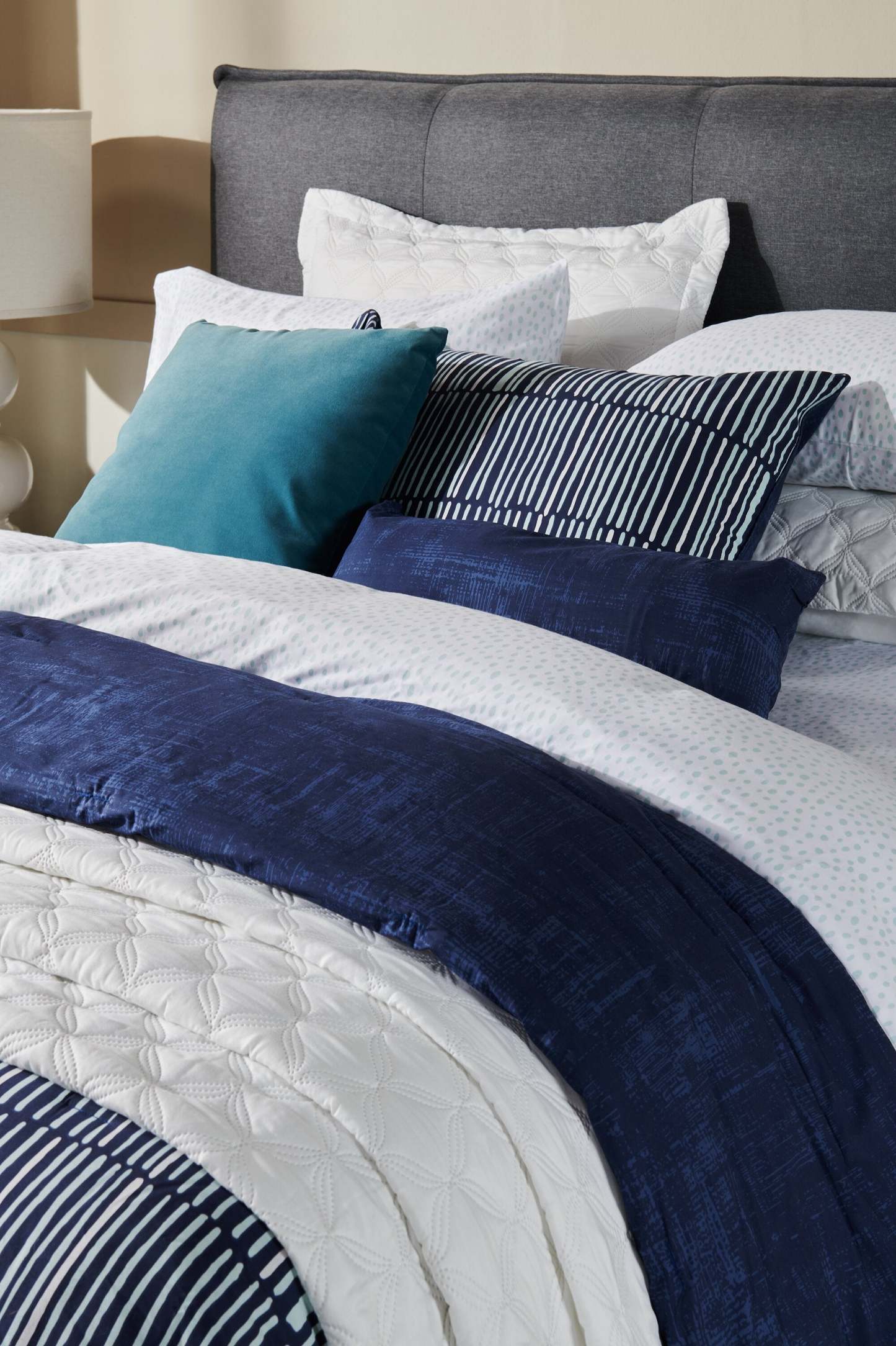 Lit plateforme rembourré Asha en tissu gris, capitonné - Queen Size | Lit plateforme rembourré Asha en tissu gris capitonné - format grand lit