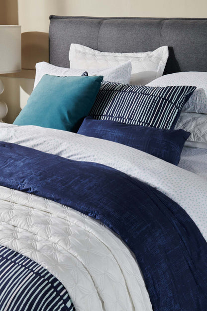 Lit plateforme rembourré Asha en tissu gris, capitonné - Queen Size | Lit plateforme rembourré Asha en tissu gris capitonné - format grand lit