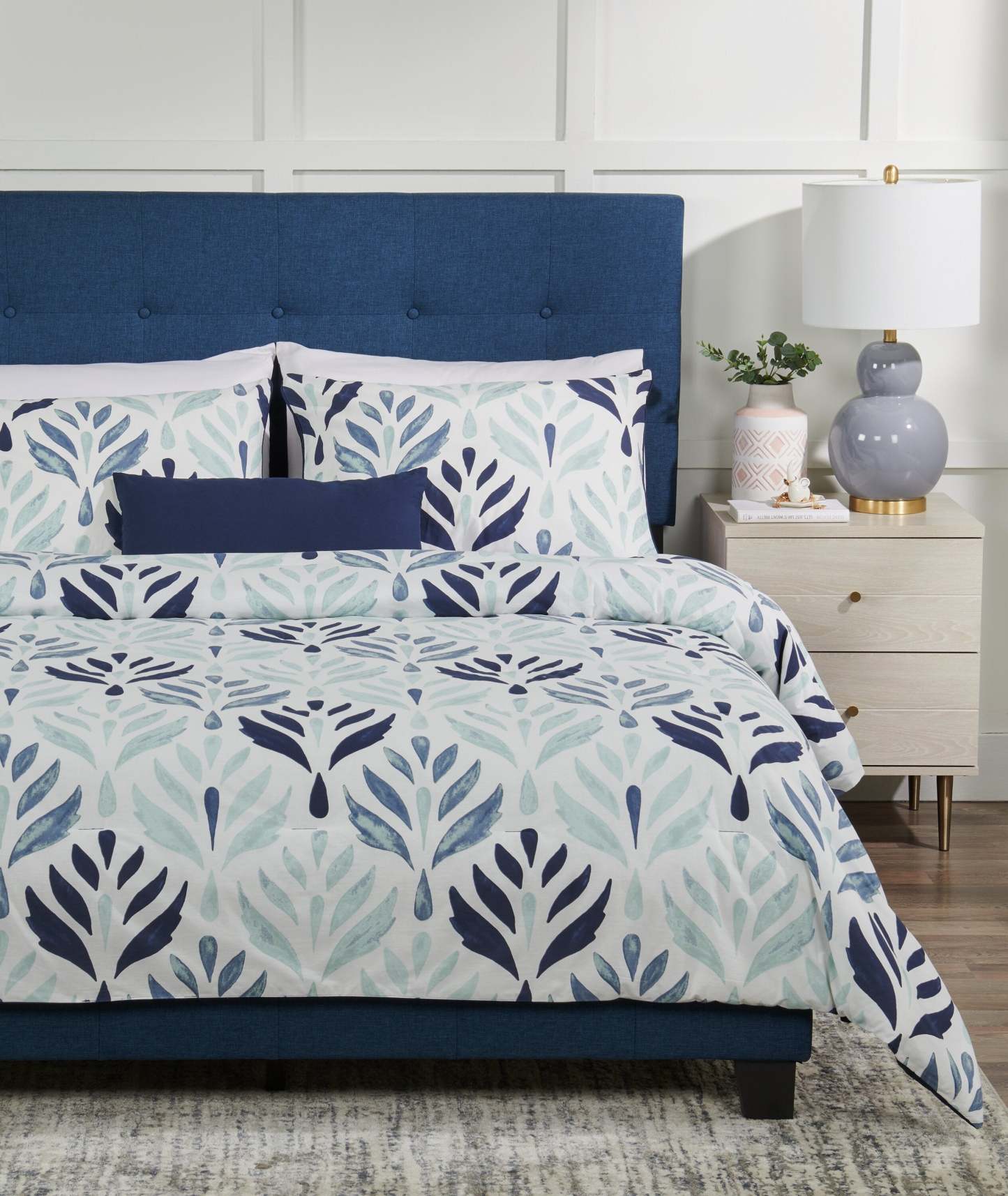 Kort & Co. Medallion 4-Piece Queen Comforter Set | Ensemble d'édredon Medallion 4 pièces de Kort & Co. pour grand lit