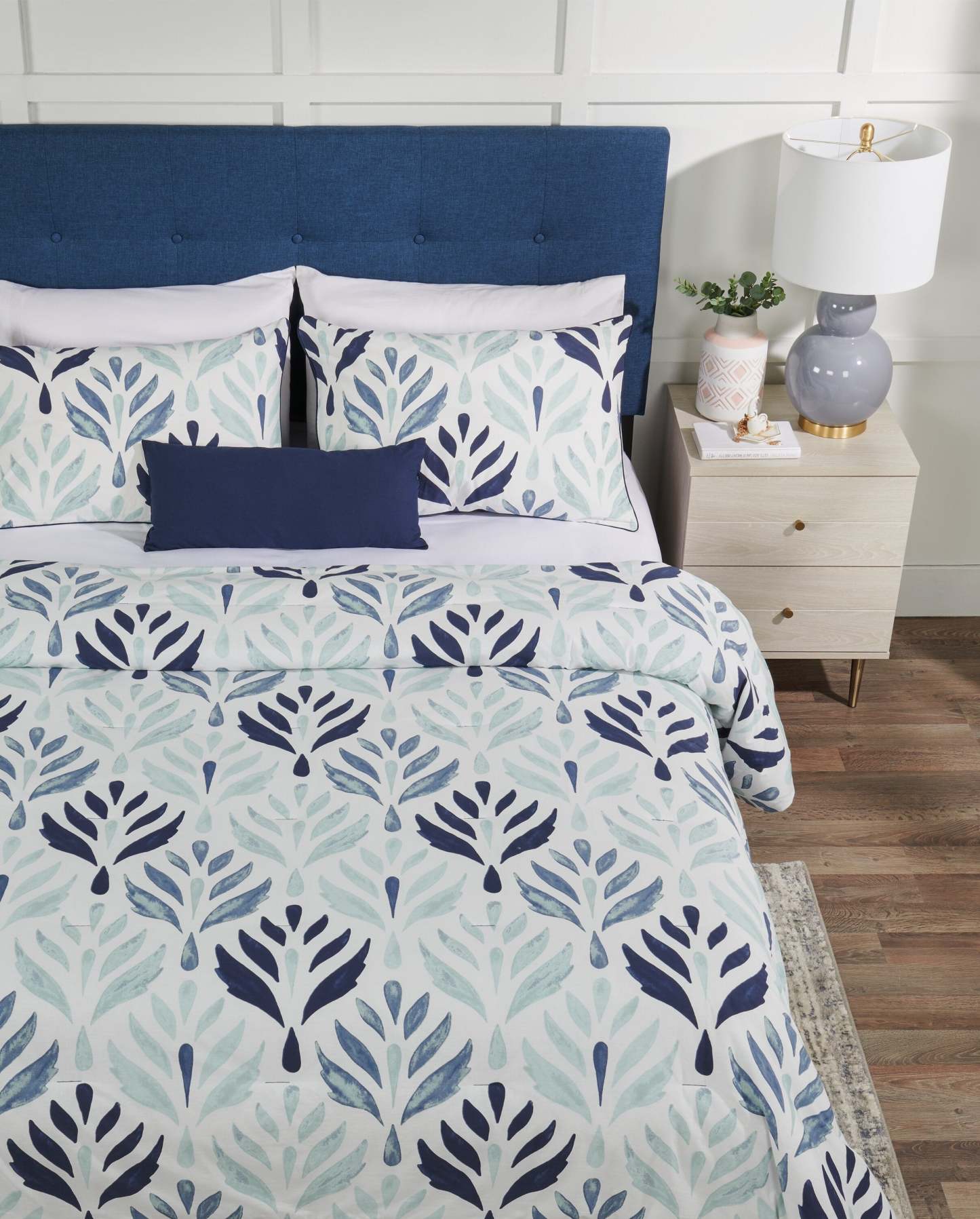 Kort & Co. Medallion 4-Piece Queen Comforter Set | Ensemble d'édredon Medallion 4 pièces de Kort & Co. pour grand lit