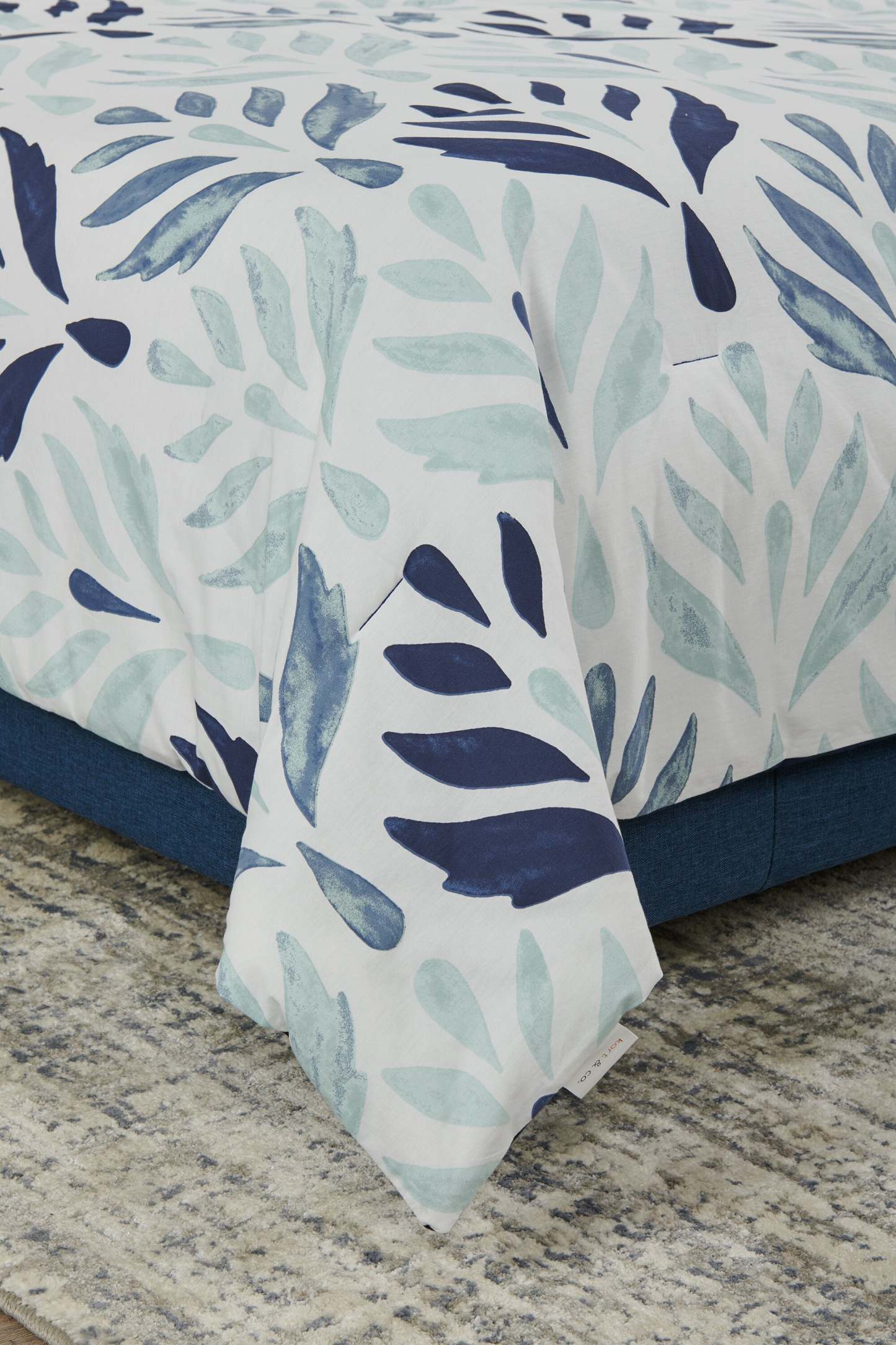 Kort & Co. Medallion 4-Piece Queen Comforter Set | Ensemble d'édredon Medallion 4 pièces de Kort & Co. pour grand lit