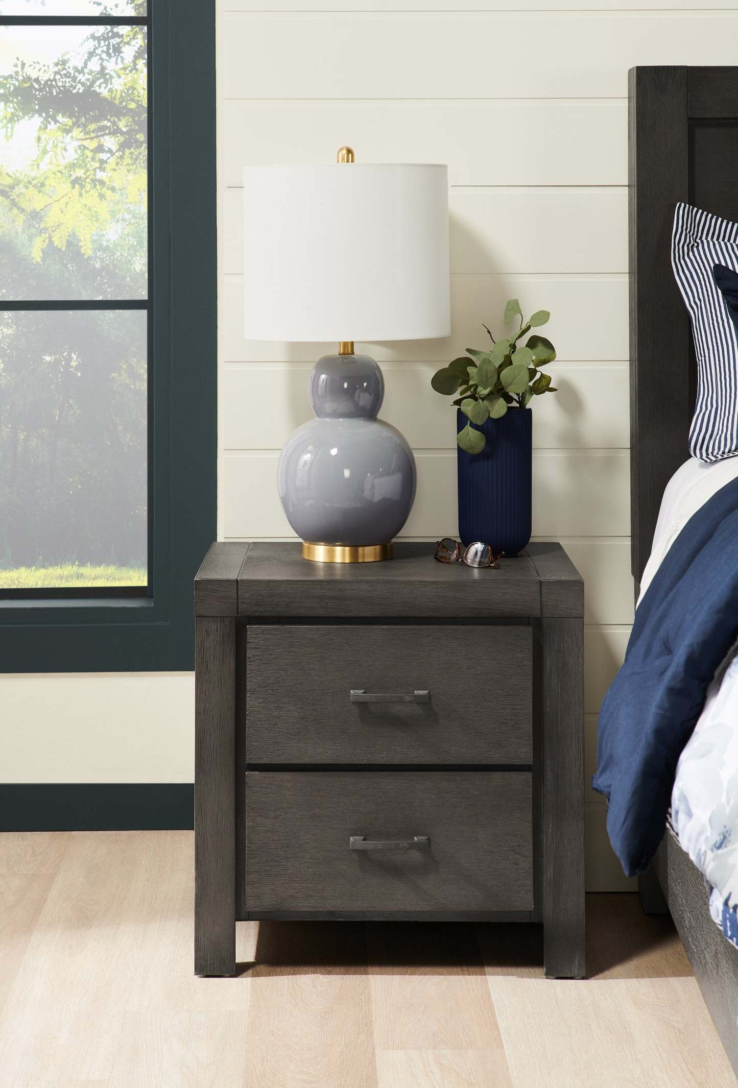 Table de nuit Koda à 2 tiroirs, 23,7 L x 23,7 H, Bois d'acacia - Gris | Table de nuit Koda de 23,7 po (L) x 23,7 po (H) à 2 tiroirs en acacia - grise