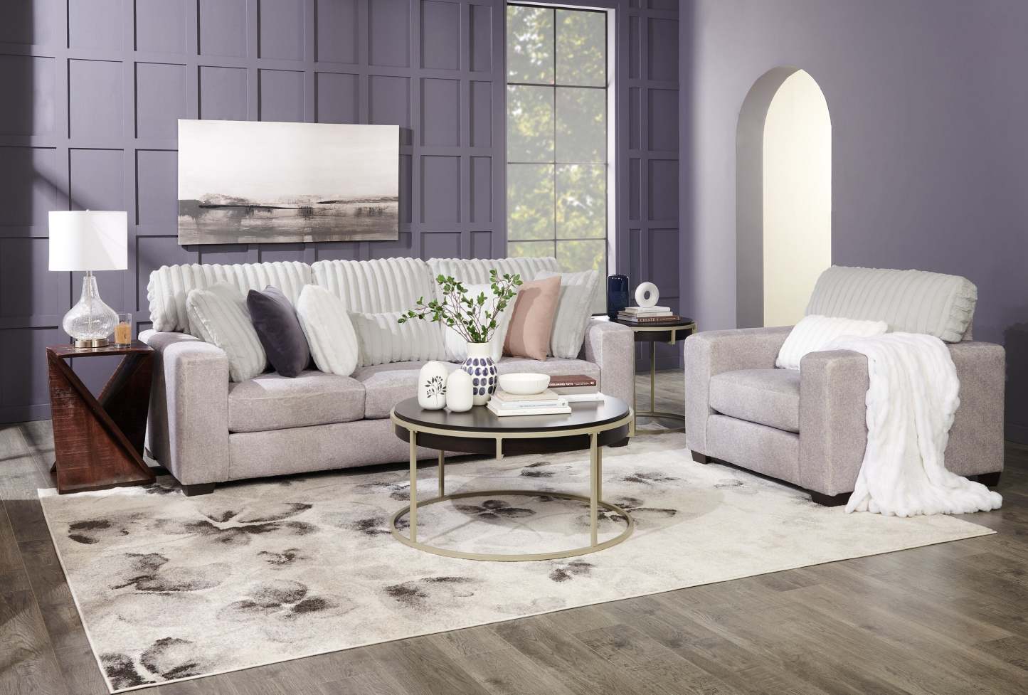 Fauteuil Koda de 41 po fabriqué au Canada en tissu de chenille et de fausse fourrure avec coussins amovibles - gris Paloma luxueux