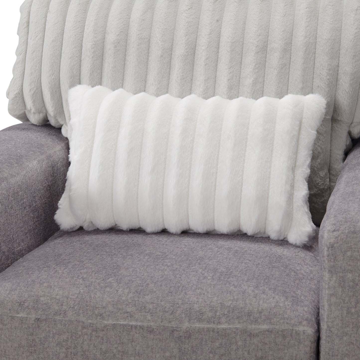 Fauteuil Koda de 41 po fabriqué au Canada en tissu de chenille et de fausse fourrure avec coussins amovibles - gris Paloma luxueux