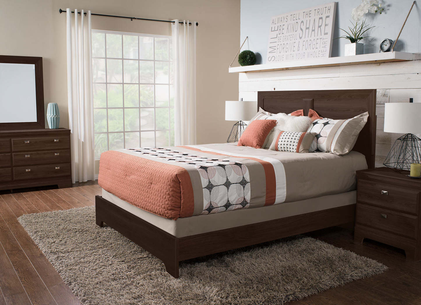 Lit à panneaux Yorkdale avec tête de lit et cadre, fabriqué au Canada, brun - Grand lit | Lit à panneau Yorkdale fabriqué au Canada avec tête de lit et cadre, brun - format grand lit