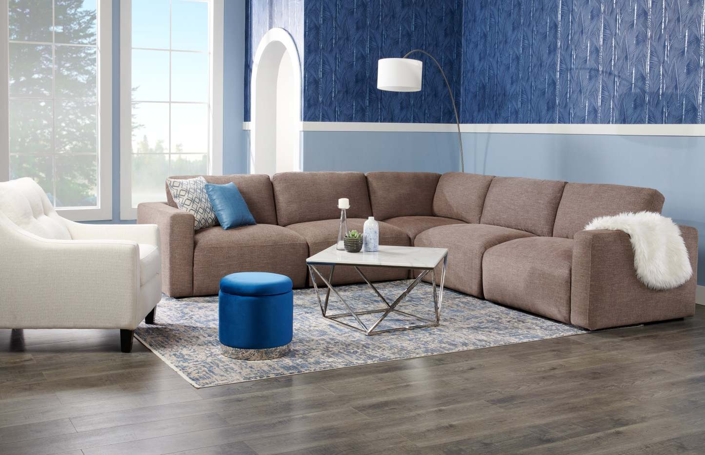 Fabriqué au Canada Cindy Crawford Home Chaise Kylie 32 en tissu d'apparence lin avec capitonnage de boutons - Zeus Pearl | Fauteuil Kylie de Cindy Crawford Home de 32 po fabriqué au Canada en tissu d'apparence lin avec capitonnage - perle Zeus