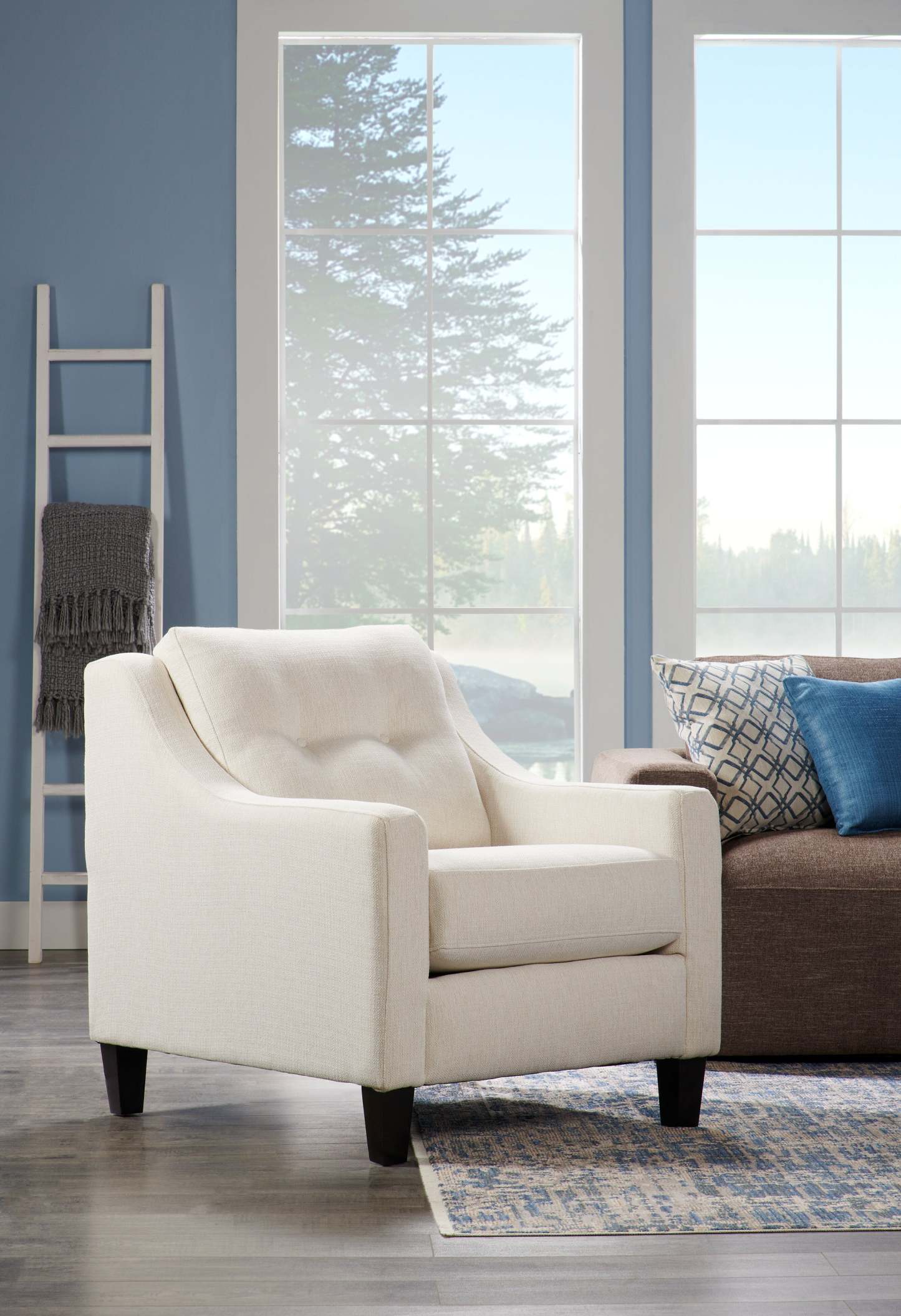 Fabriqué au Canada Cindy Crawford Home Chaise Kylie 32 en tissu d'apparence lin avec capitonnage de boutons - Zeus Pearl | Fauteuil Kylie de Cindy Crawford Home de 32 po fabriqué au Canada en tissu d'apparence lin avec capitonnage - perle Zeus