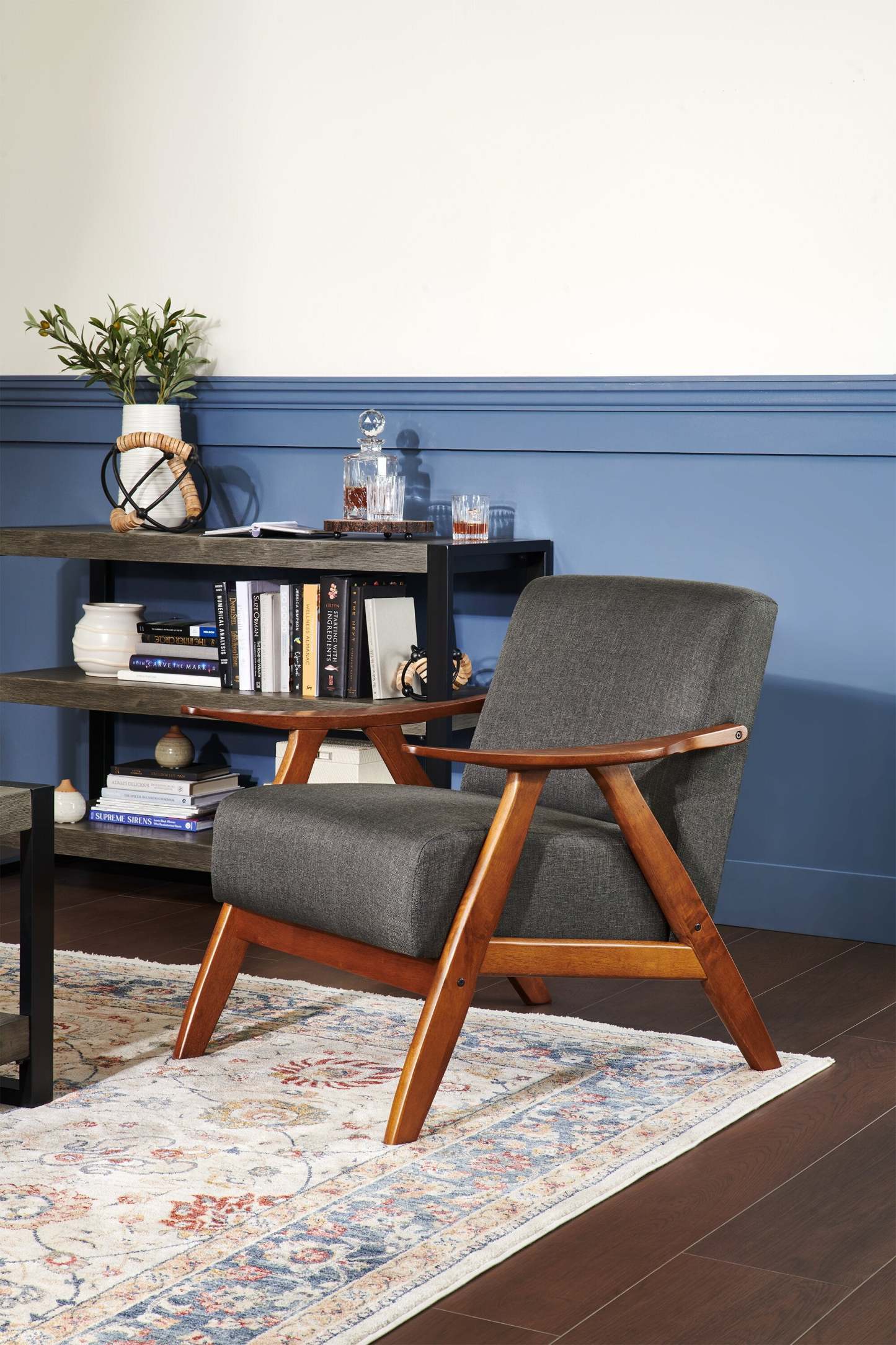 Fauteuil d'appoint Kyra 28,5 en tissu d'apparence lin avec accoudoirs courbés et structure en bois - Gris | Fauteuil d'appoint Kyra de 28,5 po en tissu d'apparence lin avec accoudoirs courbés et armature en bois - gris