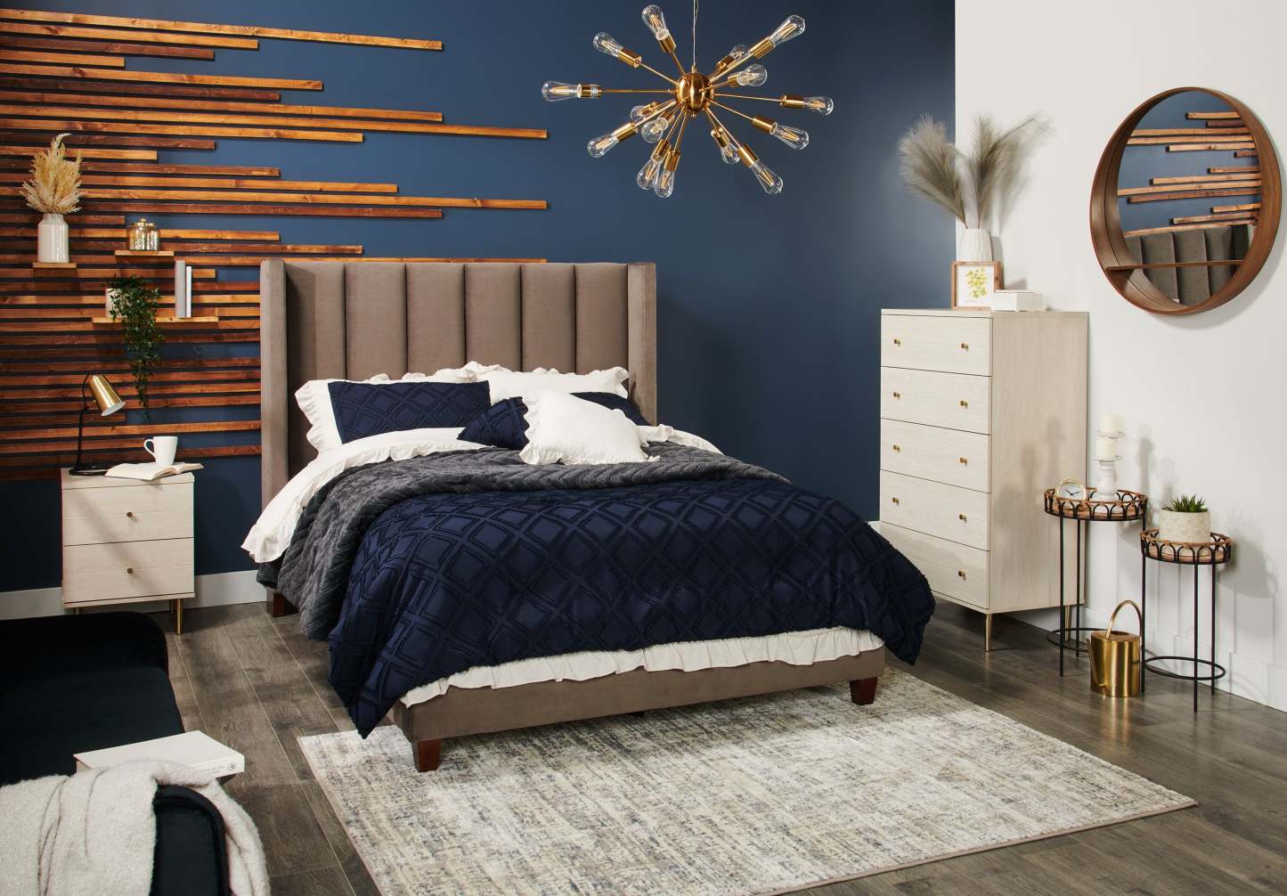 Commode de chambre à coucher Lake, 5 tiroirs, 29 L x 52 H, Fabriqué au Canada, Glam - Blanc | Commode verticale somptueuse Lake de 29 po (L) x 52 po (H) à 5 tiroirs pour la chambre à coucher, fabriquée au Canada - blanche