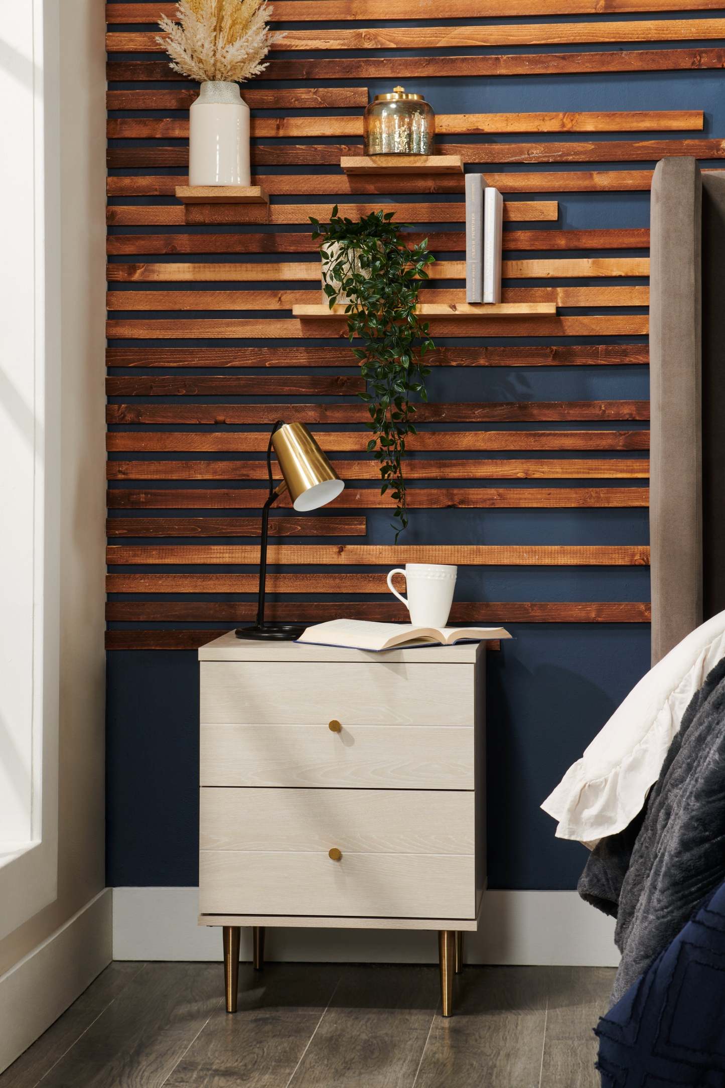 Table de nuit Lake à 2 tiroirs, 19,5 L x 25,5 H, fabriquée au Canada, Glam - Blanc | Table de nuit somptueuse Lake de 19,5 po (L) x 25,5 po (H) à 2 tiroirs, fabriquée au Canada - blanche