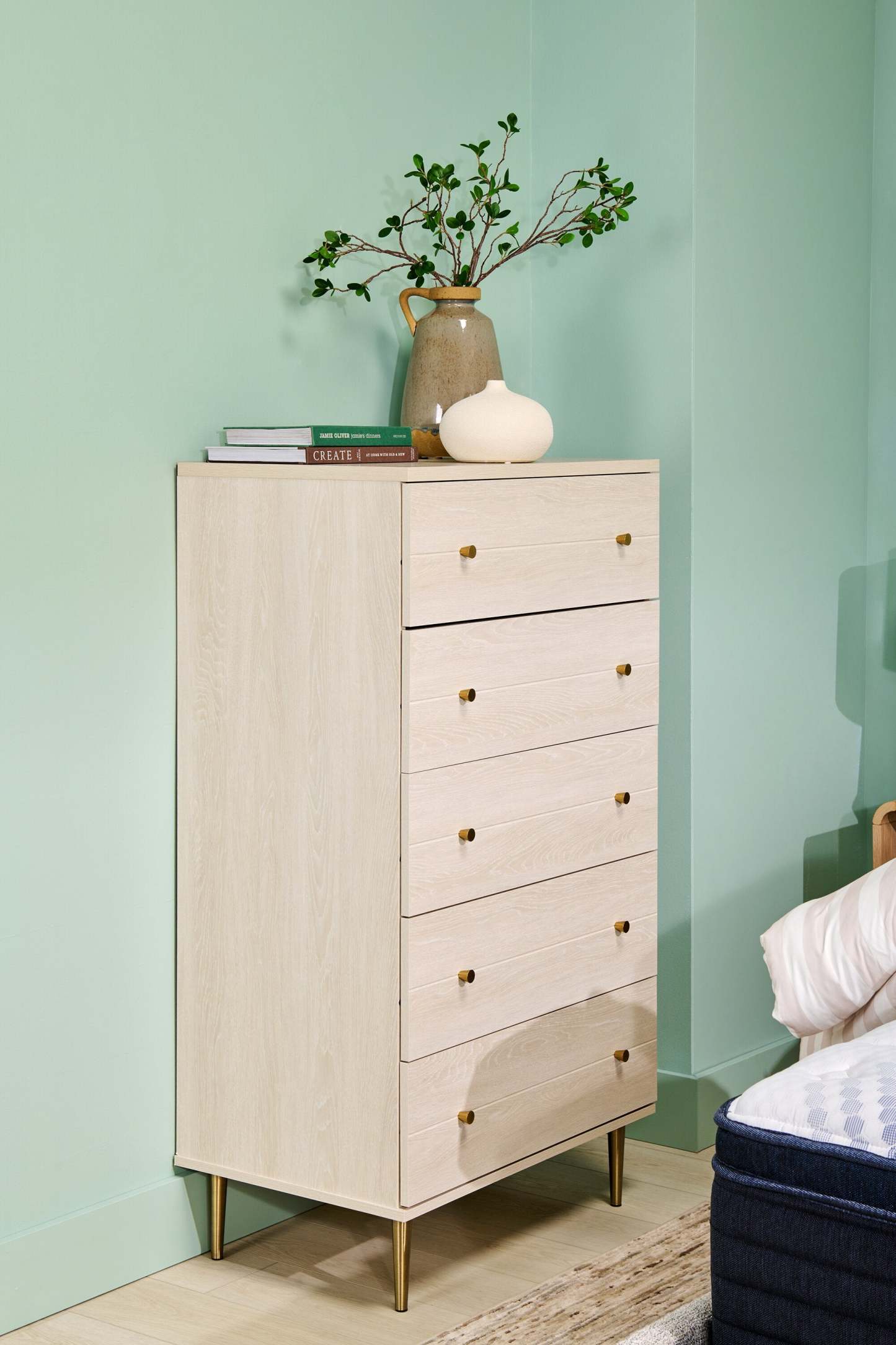 Commode de chambre à coucher Lake, 5 tiroirs, 29 L x 52 H, Fabriqué au Canada, Glam - Blanc | Commode verticale somptueuse Lake de 29 po (L) x 52 po (H) à 5 tiroirs pour la chambre à coucher, fabriquée au Canada - blanche