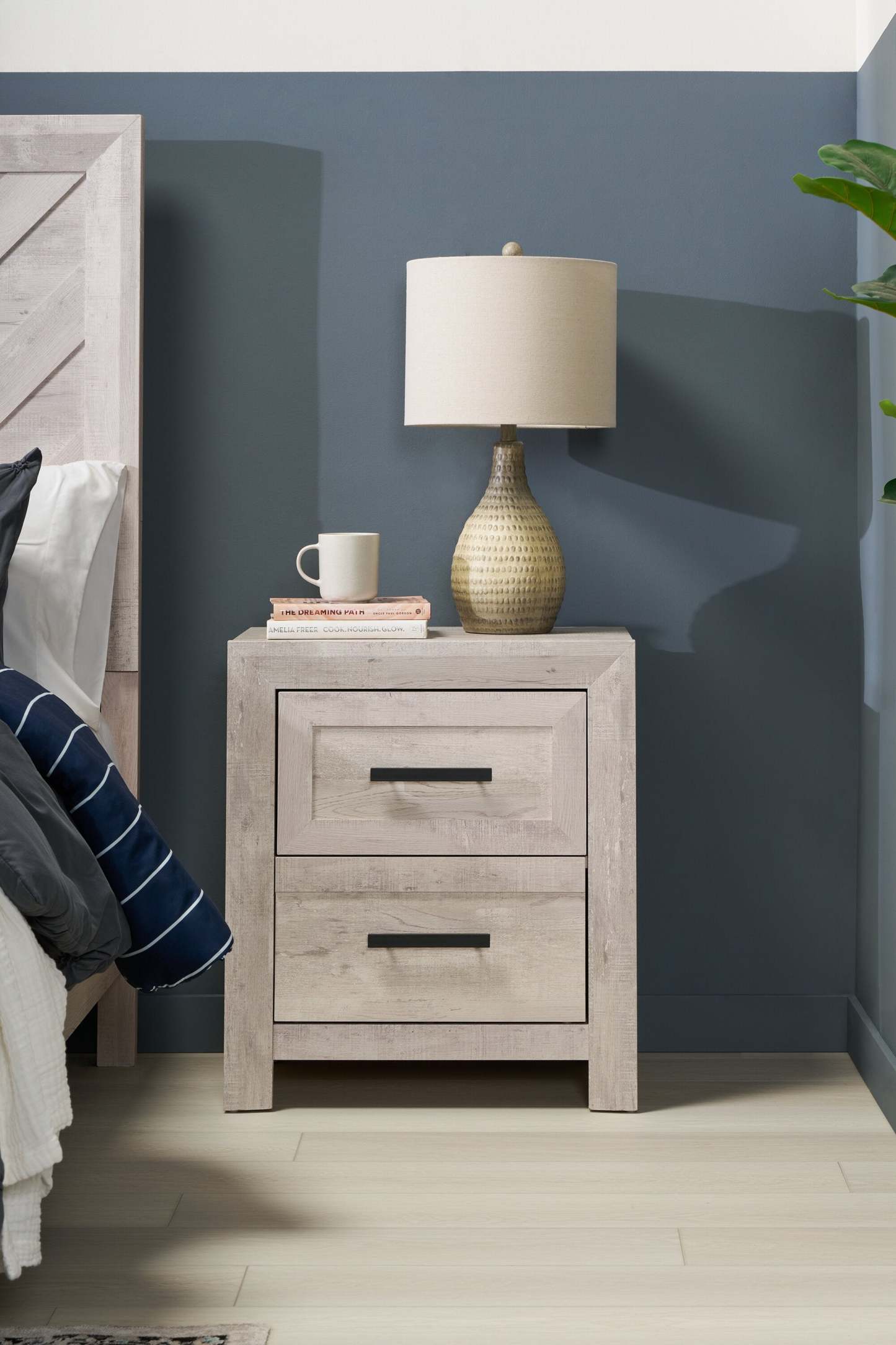 Table de chevet à 2 tiroirs Lark, 24 L x 26 H - Blanc rustique | Table de nuit Lark de 24 po (L) x 26 po (H) à 2 tiroirs - blanc rustique