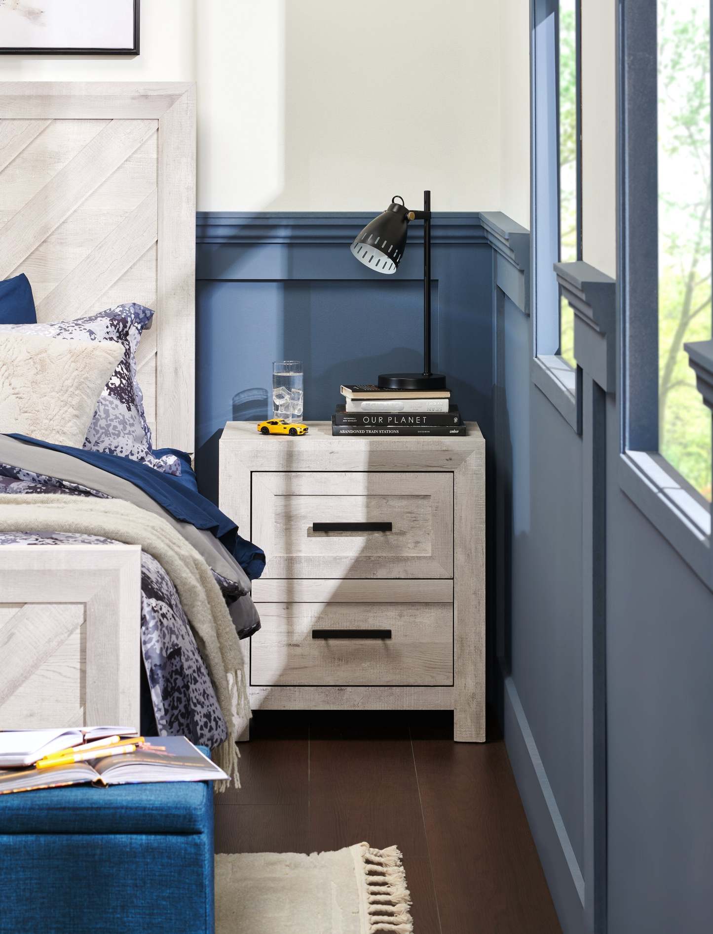 Table de chevet à 2 tiroirs Lark, 24 L x 26 H - Blanc rustique | Table de nuit Lark de 24 po (L) x 26 po (H) à 2 tiroirs - blanc rustique