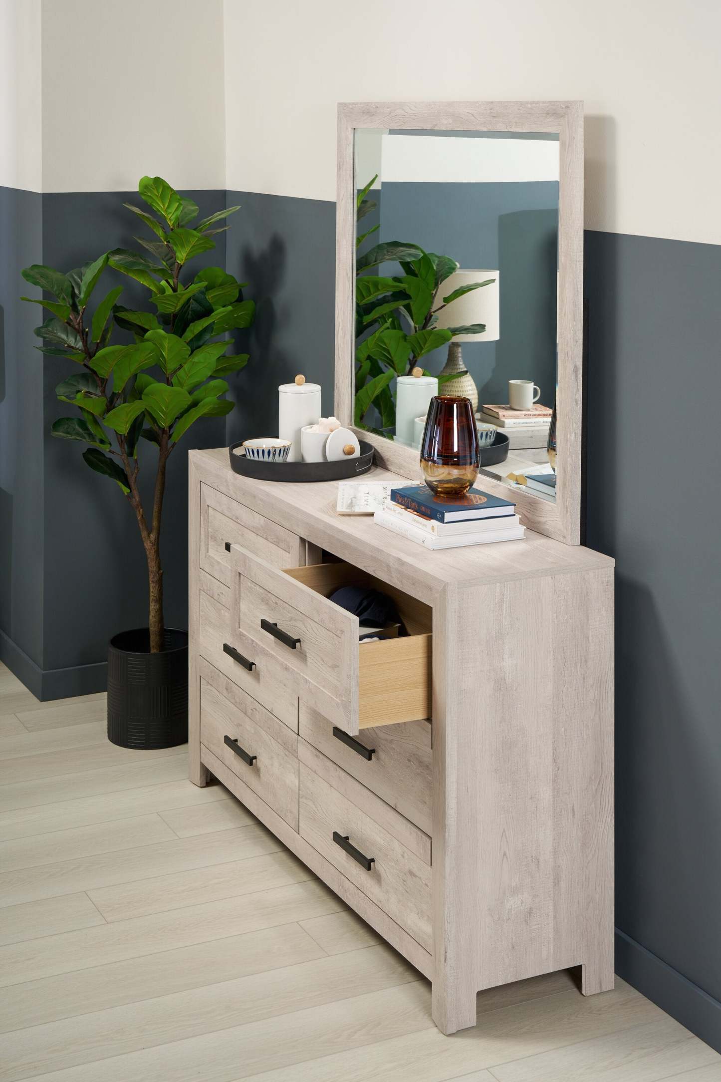 Commode à 6 tiroirs pour chambre à coucher Lark, 58 L x 35 H - Blanc rustique | Commode de chambre à coucher Lark de 58 po (L) x 35 po (H) à 6 tiroirs - blanc rustique