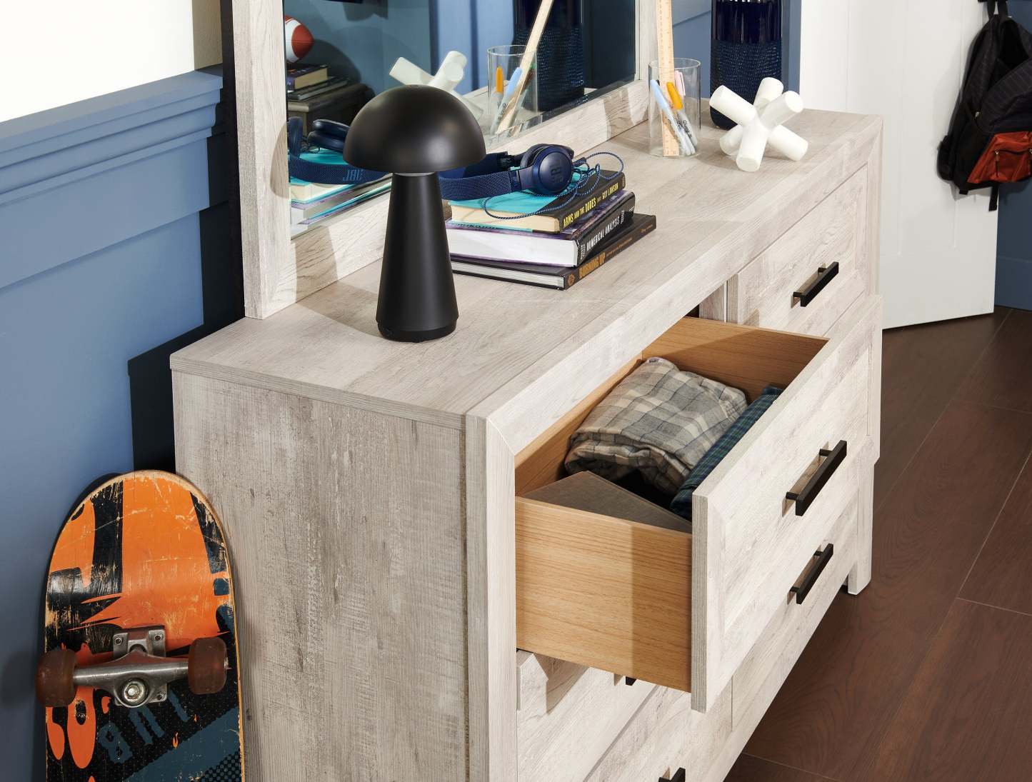 Commode à 6 tiroirs pour chambre à coucher Lark, 58 L x 35 H - Blanc rustique | Commode de chambre à coucher Lark de 58 po (L) x 35 po (H) à 6 tiroirs - blanc rustique