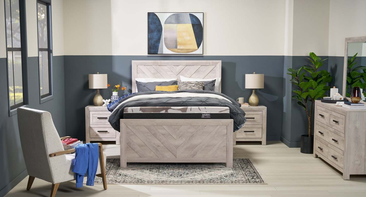 Lit à panneaux Lark avec tête de lit et cadre, motif chevron, blanc rustique - Queen Size | Lit à panneaux Lark blanc rustique avec tête de lit, cadre et motif de chevrons - format grand lit