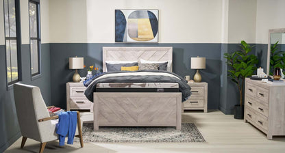 Lit à panneaux Lark avec tête de lit et cadre, motif chevron, blanc rustique - Queen Size | Lit à panneaux Lark blanc rustique avec tête de lit, cadre et motif de chevrons - format grand lit