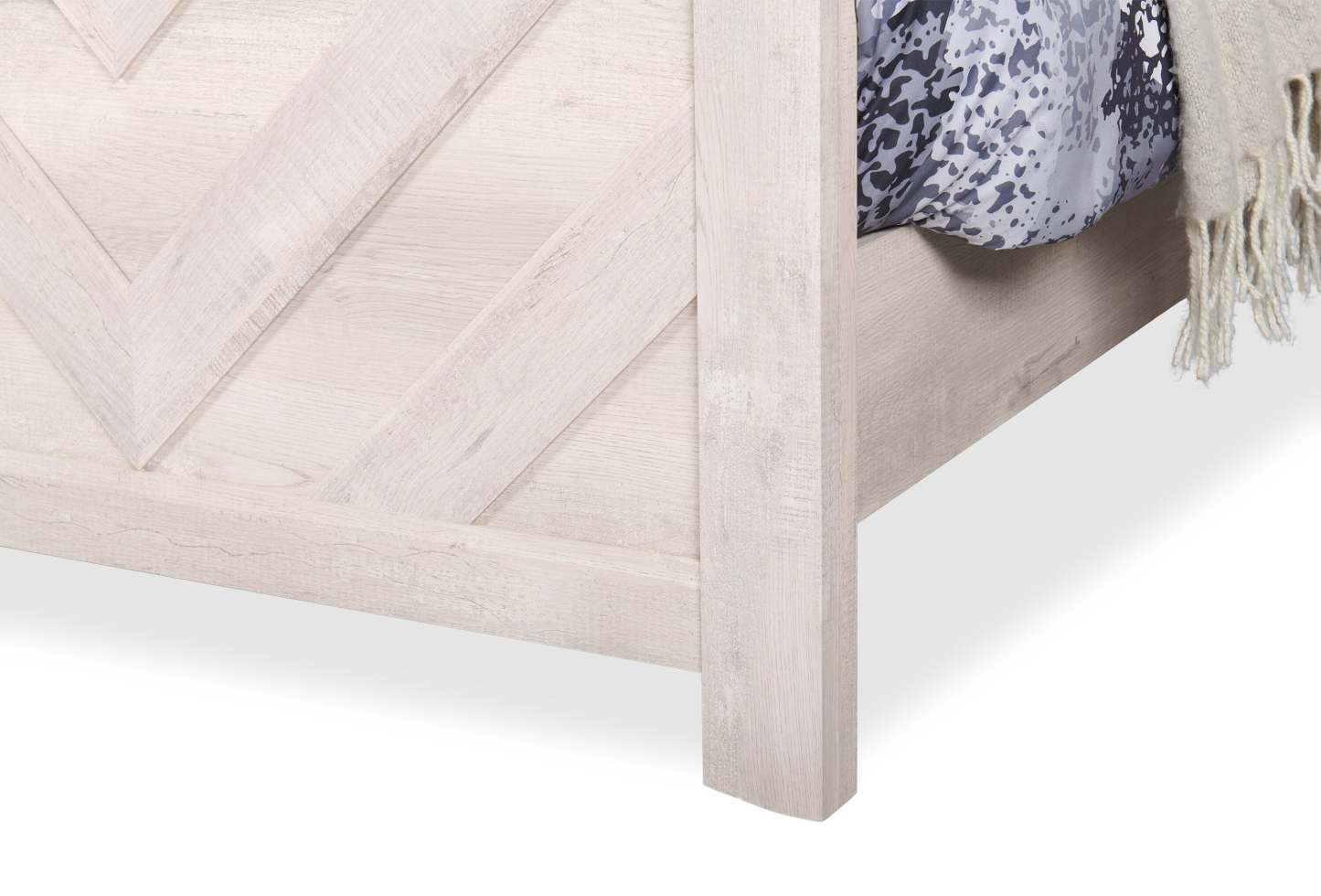 Lit à panneaux Lark avec tête de lit et cadre pour enfants, motif chevron, blanc rustique – Taille double | Lit à panneaux Lark blanc rustique pour enfants avec tête de lit, cadre et motif de chevrons - format lit simple