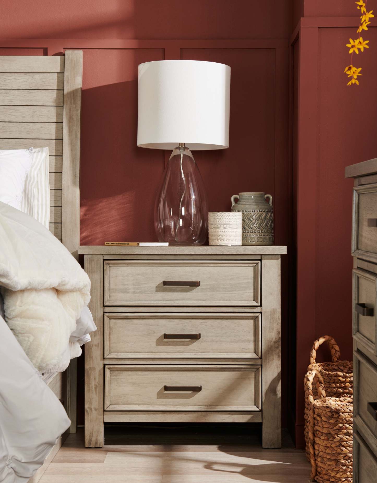 Commode de chevet Levi à 3 tiroirs, 30 L x 30 H, Bois - Gris Dérive | Commode Levi de 30 po (L) x 30 po (H) à 3 tiroirs en bois - gris bois de grève