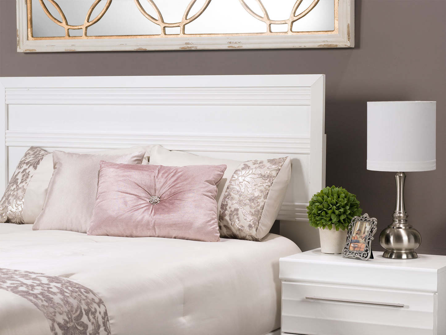 Olivia 6pc Bedroom Set with Storage Bed, Dresser, Mirror & Nightstand, Made in Canada, White - Queen Size | Ensemble de chambre à coucher Olivia 6 pièces avec lit de rangement, commode, miroir et table de nuit, fabriqué au Canada, blanc - taille queen