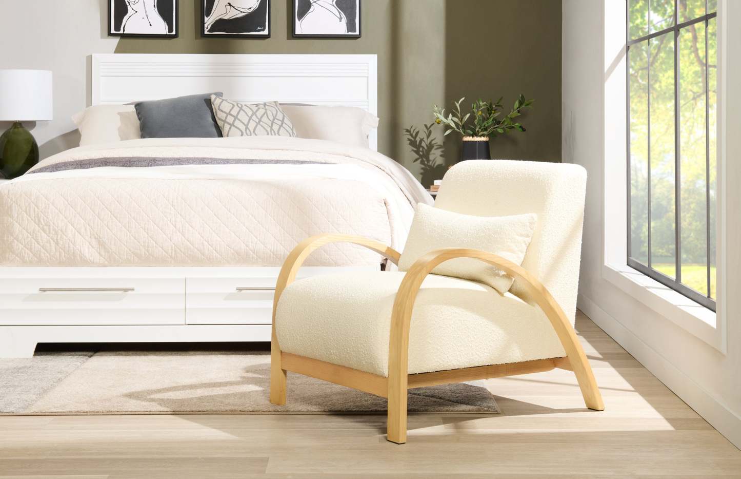 Loft 27.55 Chaise d'appoint en tissu bouclé avec oreiller décoratif et accoudoirs et pieds en bois - Blanc | Fauteuil d'appoint Loft de 27,55 po en tissu bouclé avec coussin décoratif, accoudoirs et pattes en bois - blanc