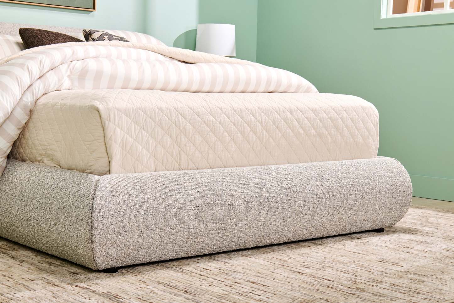 Lit plateforme rembourré Luka en tissu de polyester gris, moderne – format grand lit