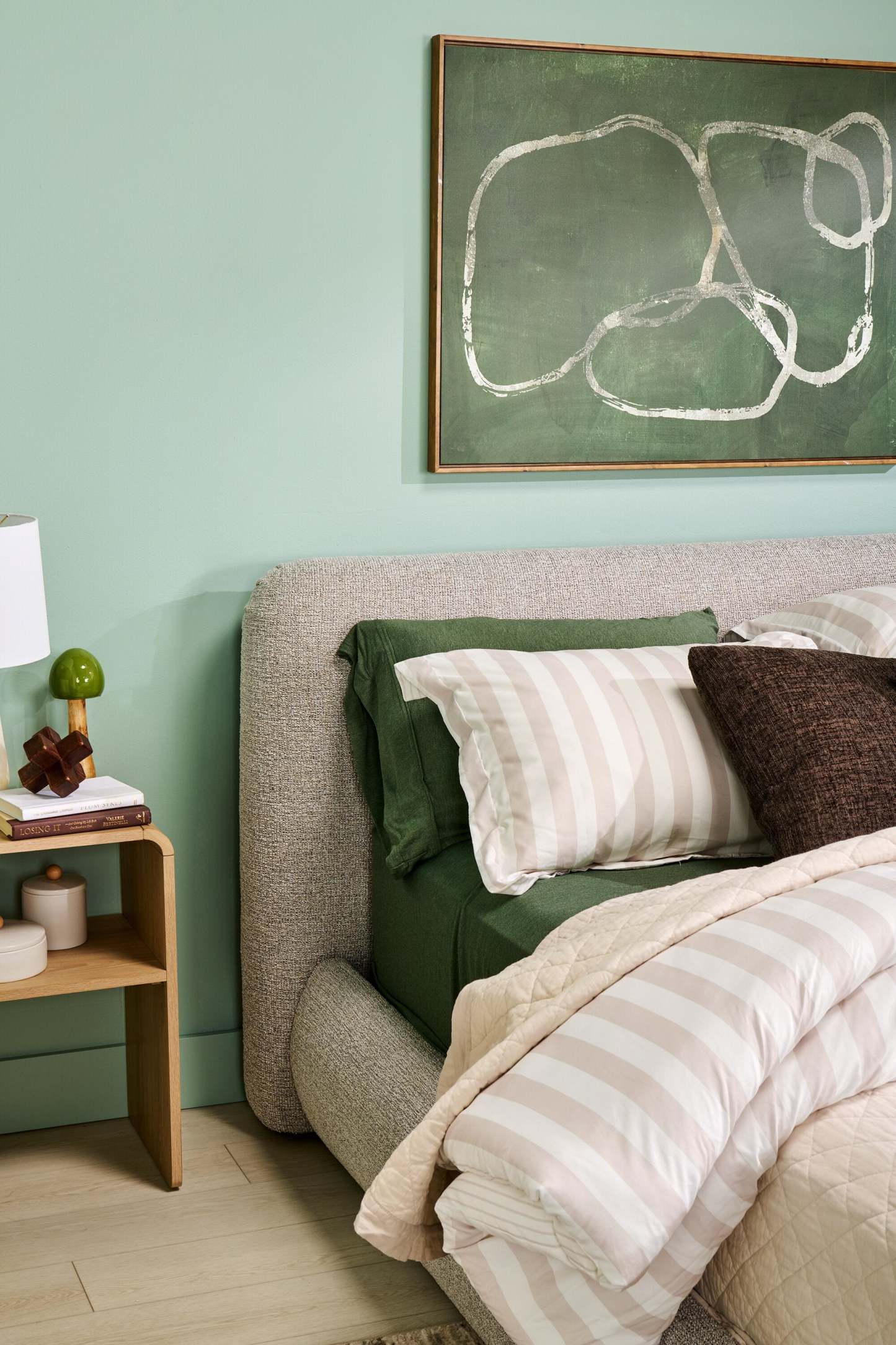 Lit plateforme rembourré Luka en tissu de polyester gris, moderne – format grand lit