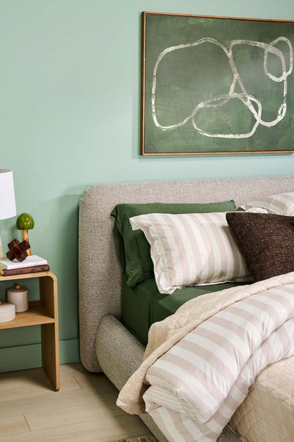 Lit plateforme rembourré Luka en tissu de polyester gris, moderne – format grand lit