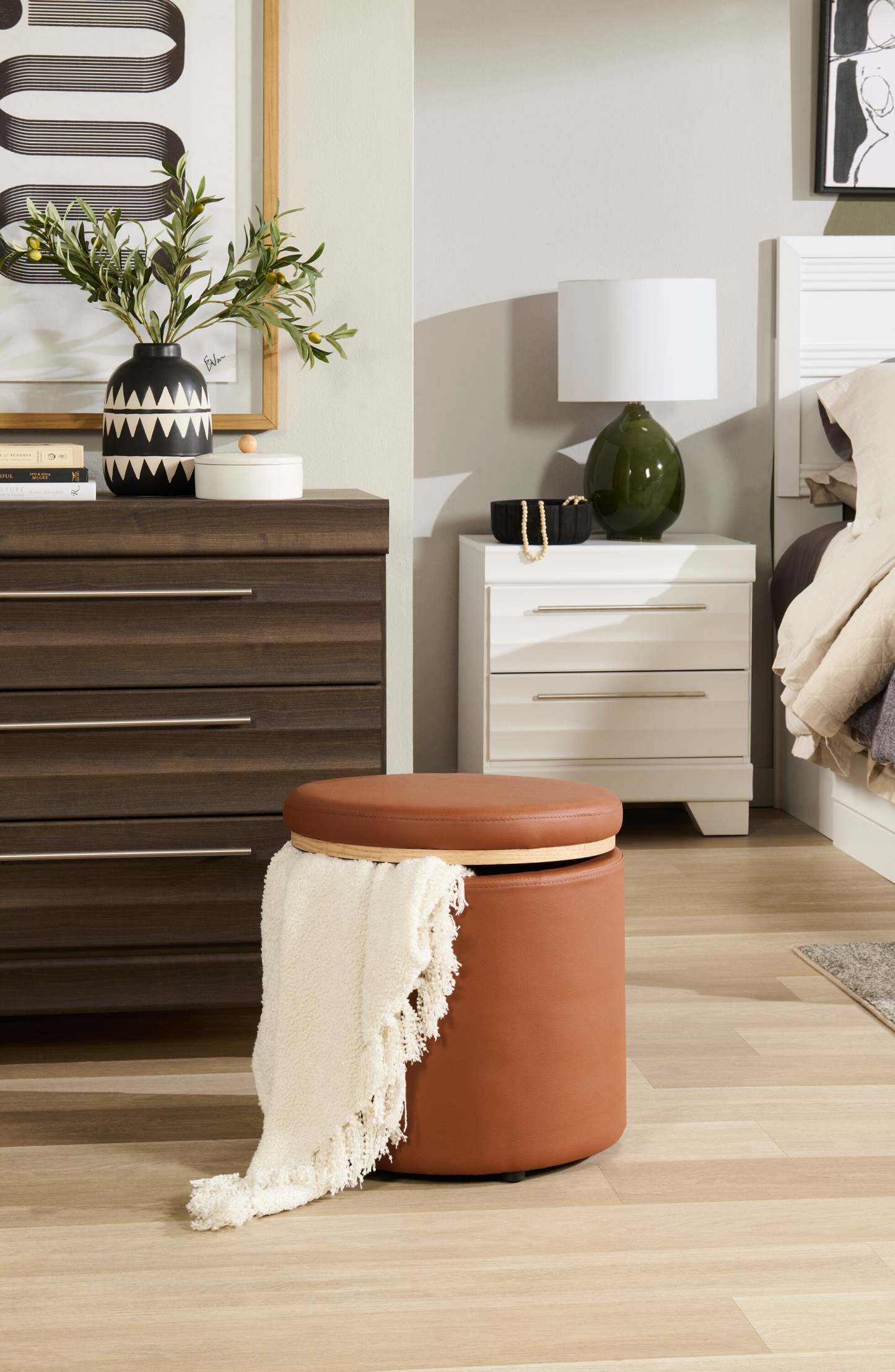 Manitoba 18 Round Storage Ottoman - Brown Faux Leather|Pouf de rangement rond Manitoba de 18 po - similicuir brun