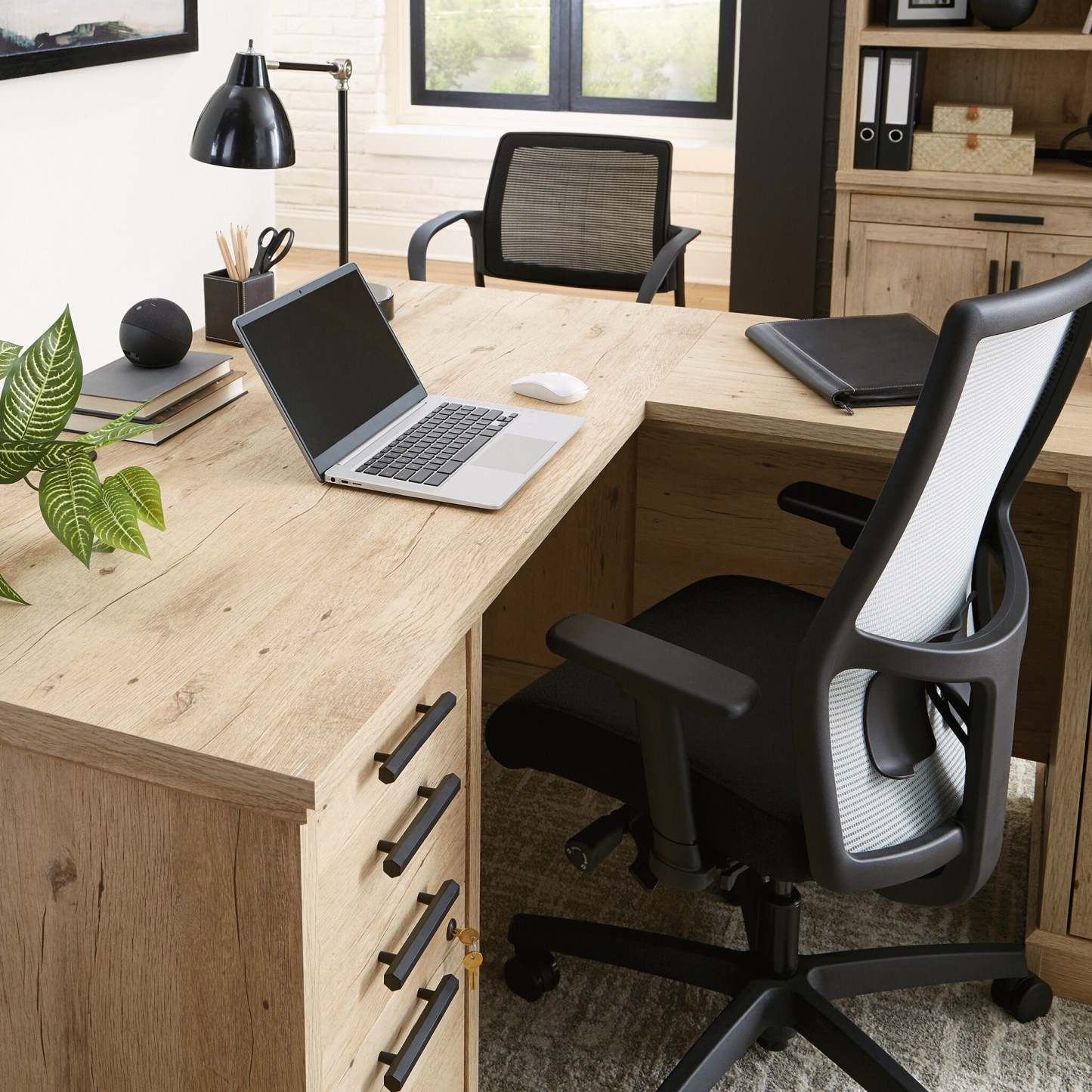 Bureau en forme de L Mason Peak de 59,06 po de qualité commerciale à 3 tiroirs avec armoire - chêne clair