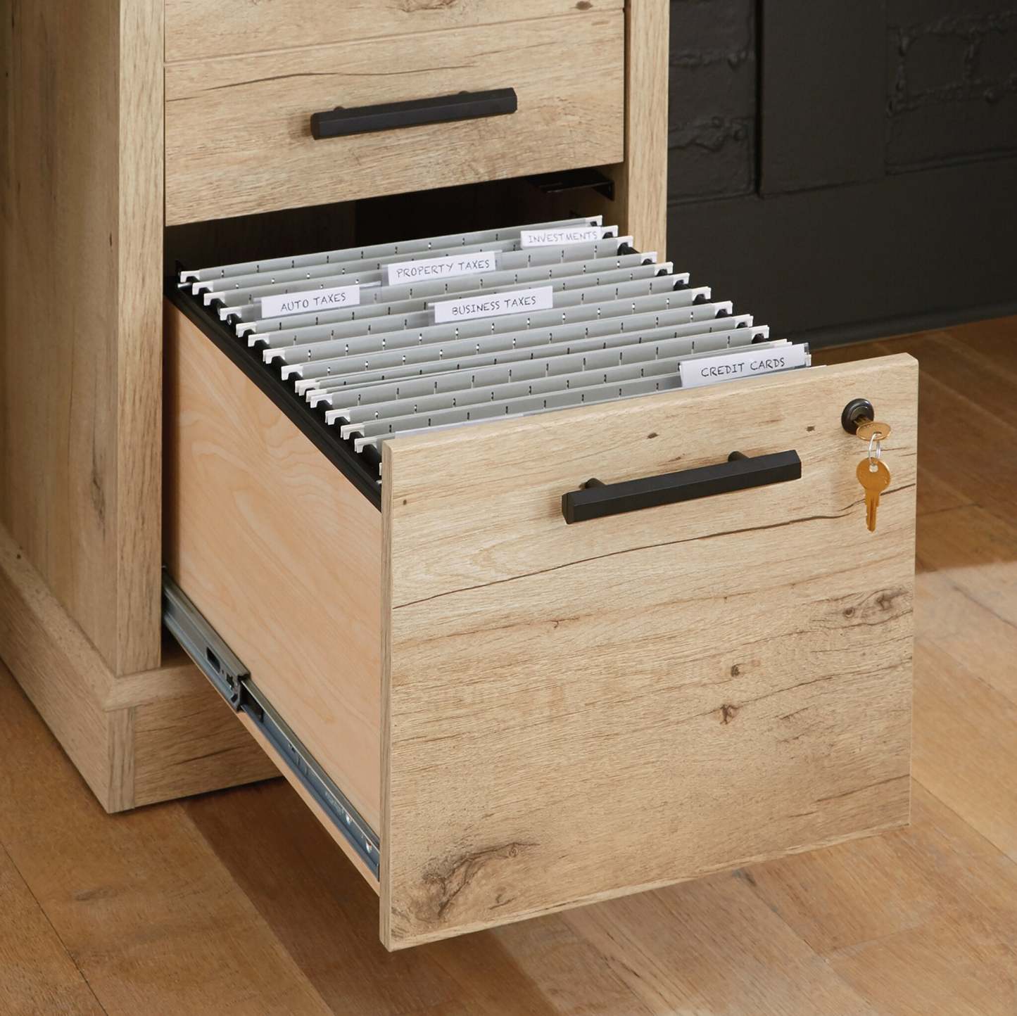 Bureau de style bahut Mason Peak 71,10 po de qualité commerciale à 3 tiroirs avec armoire - chêne clair
