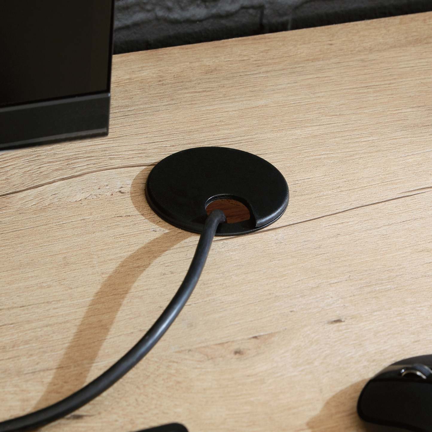 Bureau de style bahut Mason Peak 71,10 po de qualité commerciale à 3 tiroirs avec armoire - chêne clair