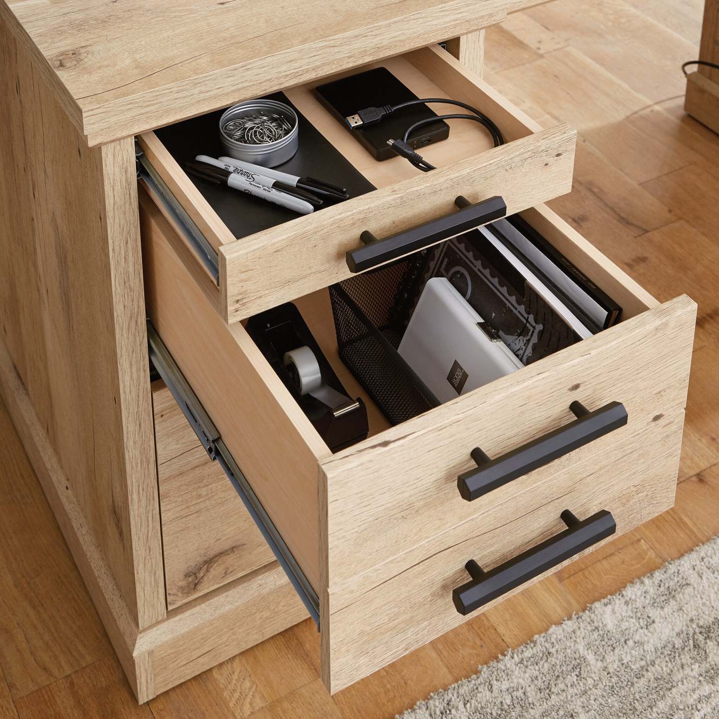 Bureau de style bahut Mason Peak 71,10 po de qualité commerciale à 3 tiroirs avec armoire - chêne clair