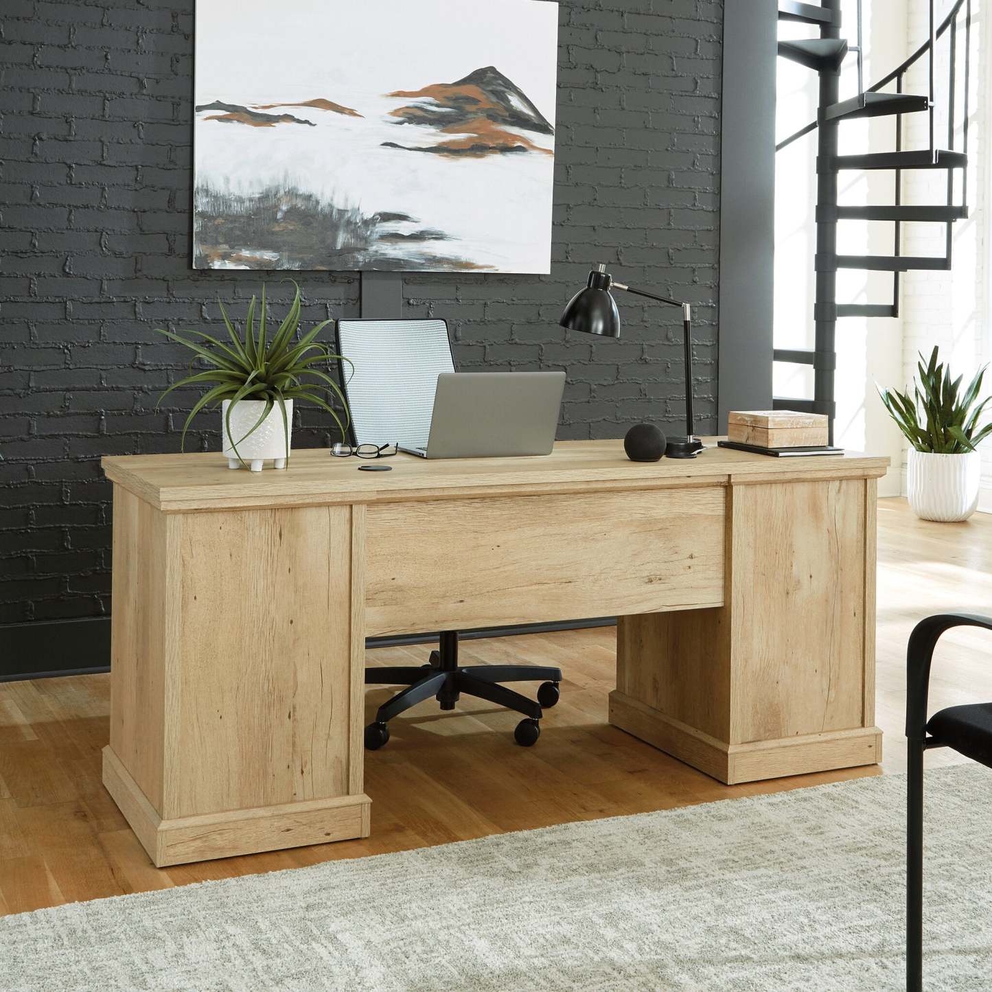 Bureau de style bahut Mason Peak 71,10 po de qualité commerciale à 3 tiroirs avec armoire - chêne clair