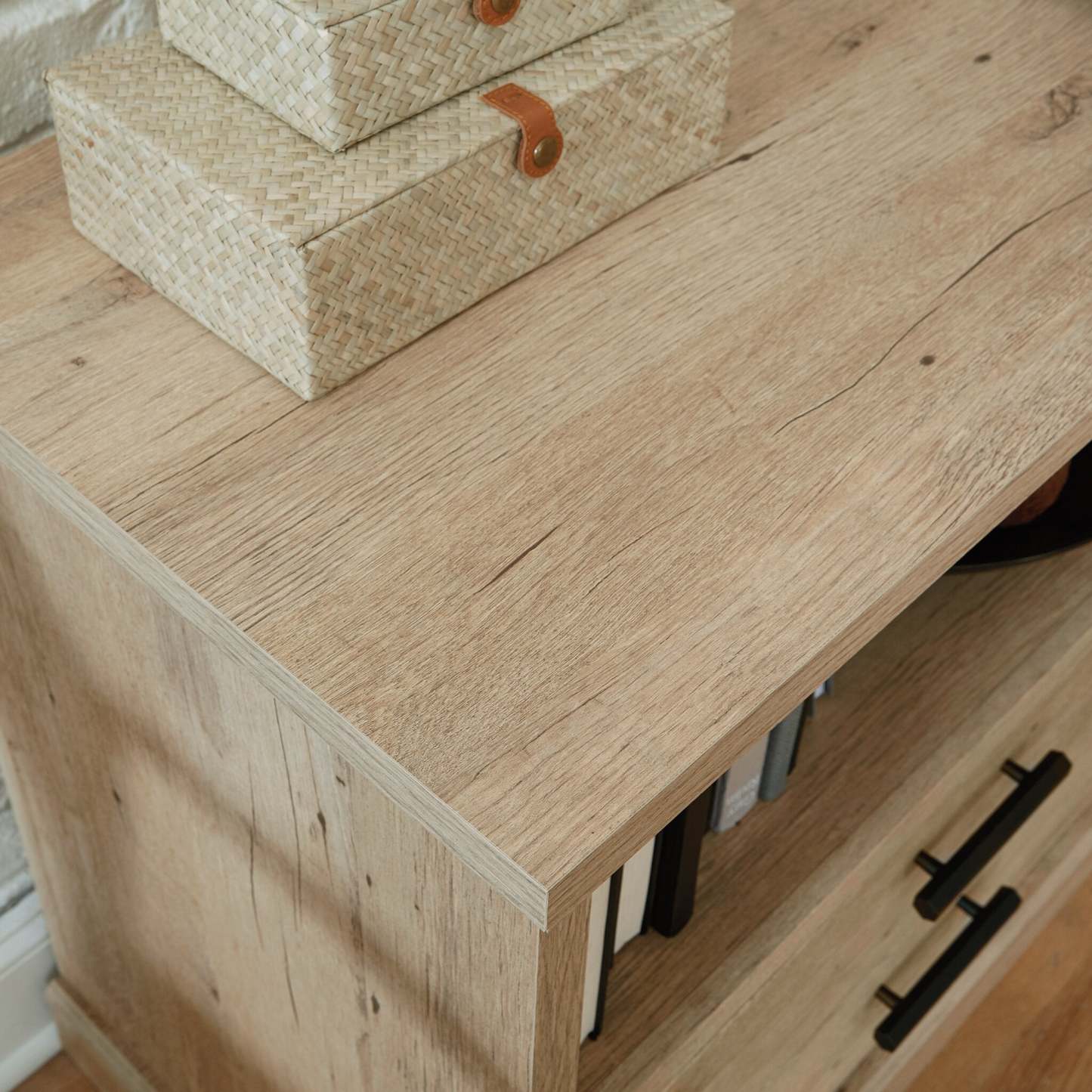 Mason Peak 47.09 Commercial Grade Small Credenza with Drawer & Cabinet - Prime Oak|Petit bahut Mason Peak de 47,09 po de qualité commerciale avec tiroir et armoire - chêne clair