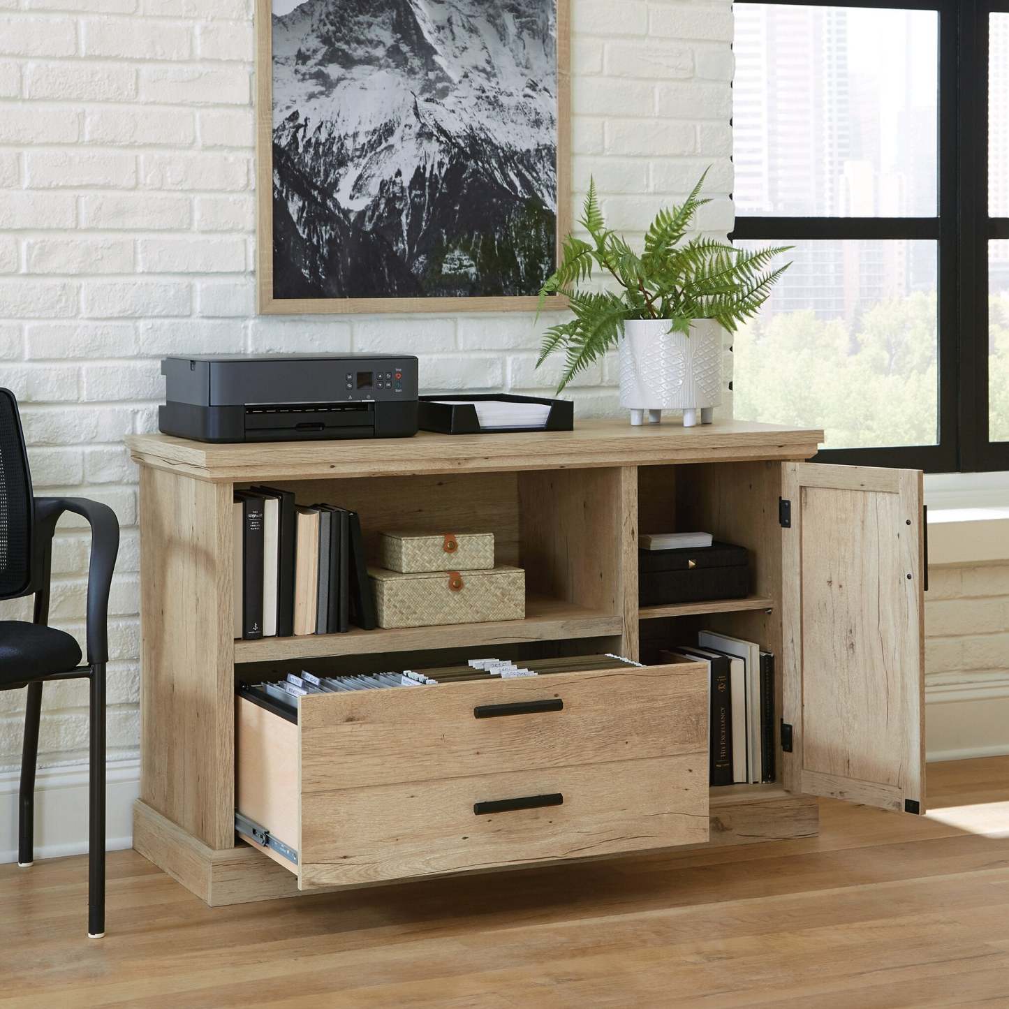 Mason Peak 47.09 Commercial Grade Small Credenza with Drawer & Cabinet - Prime Oak|Petit bahut Mason Peak de 47,09 po de qualité commerciale avec tiroir et armoire - chêne clair