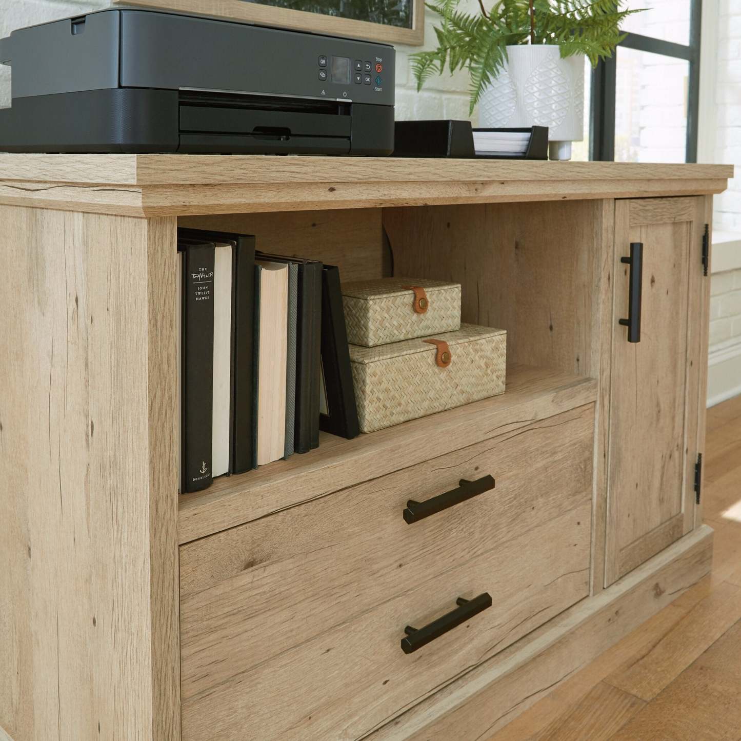 Mason Peak 47.09 Commercial Grade Small Credenza with Drawer & Cabinet - Prime Oak|Petit bahut Mason Peak de 47,09 po de qualité commerciale avec tiroir et armoire - chêne clair