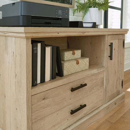 Mason Peak 47.09 Commercial Grade Small Credenza with Drawer & Cabinet - Prime Oak|Petit bahut Mason Peak de 47,09 po de qualité commerciale avec tiroir et armoire - chêne clair