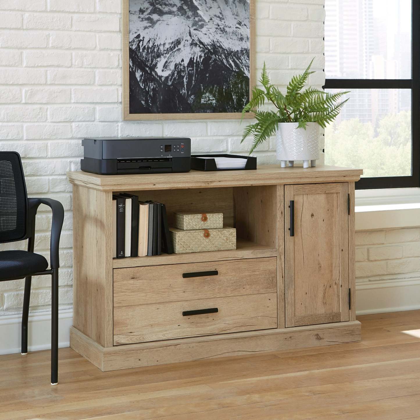 Mason Peak 47.09 Commercial Grade Small Credenza with Drawer & Cabinet - Prime Oak|Petit bahut Mason Peak de 47,09 po de qualité commerciale avec tiroir et armoire - chêne clair
