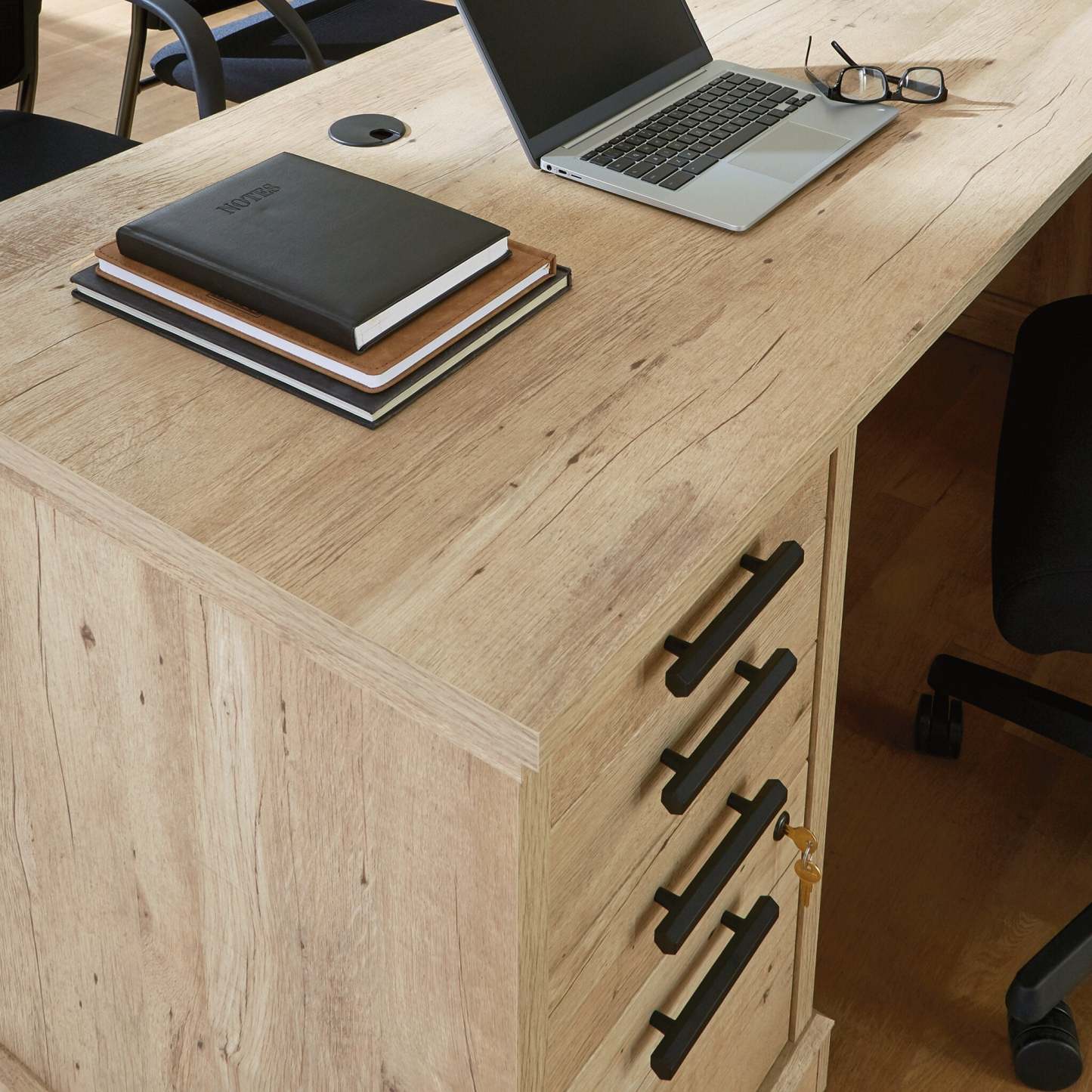 Bureau en forme de L Mason Peak de 71,10 po de qualité commerciale à 3 tiroirs avec armoire - chêne clair