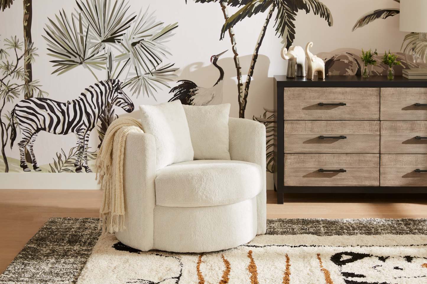 Made in Canada Petite 36 Chenille Fabric Swivel Cuddler Accent Chair - Plush Heaven White | Fauteuil d’appoint pivotant Cuddler Petite de 36 po fabriqué au Canada en tissu de chenille - blanc Plush Heaven