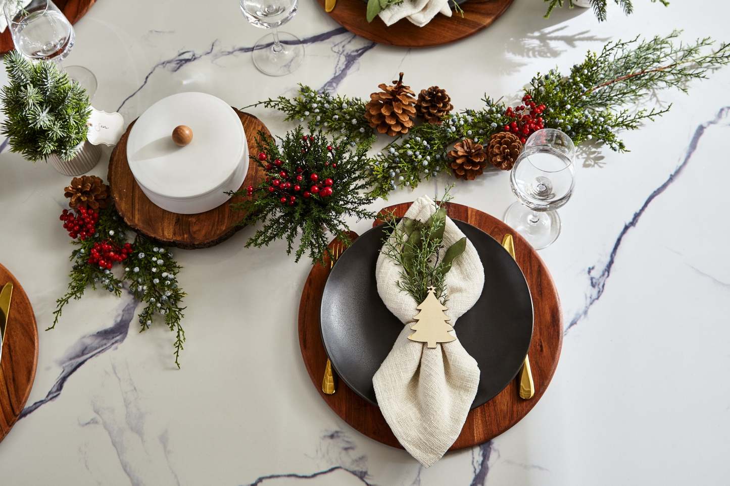Table de salle à manger Vérone avec plateau Culture marbré, base à tréteaux, 70 W - Blanc | Table de salle à manger Verona de 70 po (L) avec dessus en marbre synthétique et base à tréteaux - blanche