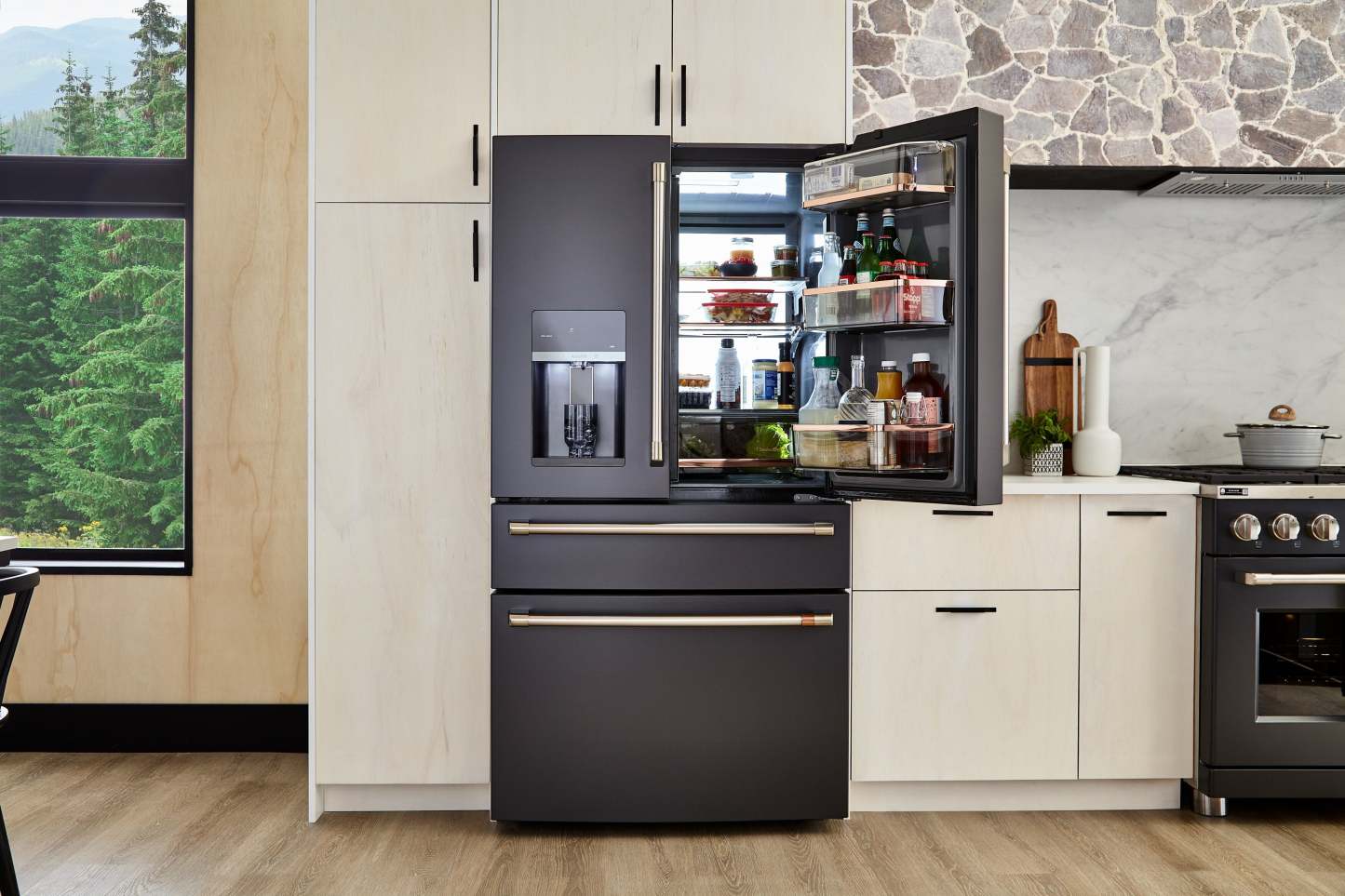 Réfrigérateur Café 36 22,3 pi³ à 4 portes - noir mat - CXE22DP3PD1 | Café 36 22,3 Cu. Fort. Réfrigérateur à quatre portes - Noir mat - CXE22DP3PD1