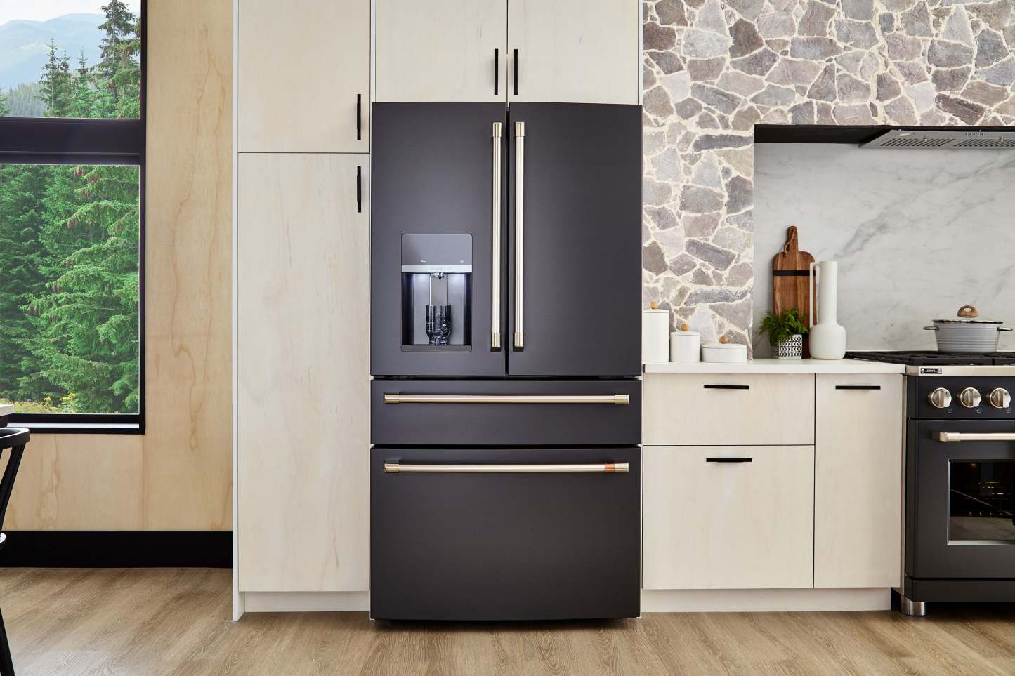 Réfrigérateur Café 36 22,3 pi³ à 4 portes - noir mat - CXE22DP3PD1 | Café 36 22,3 Cu. Fort. Réfrigérateur à quatre portes - Noir mat - CXE22DP3PD1