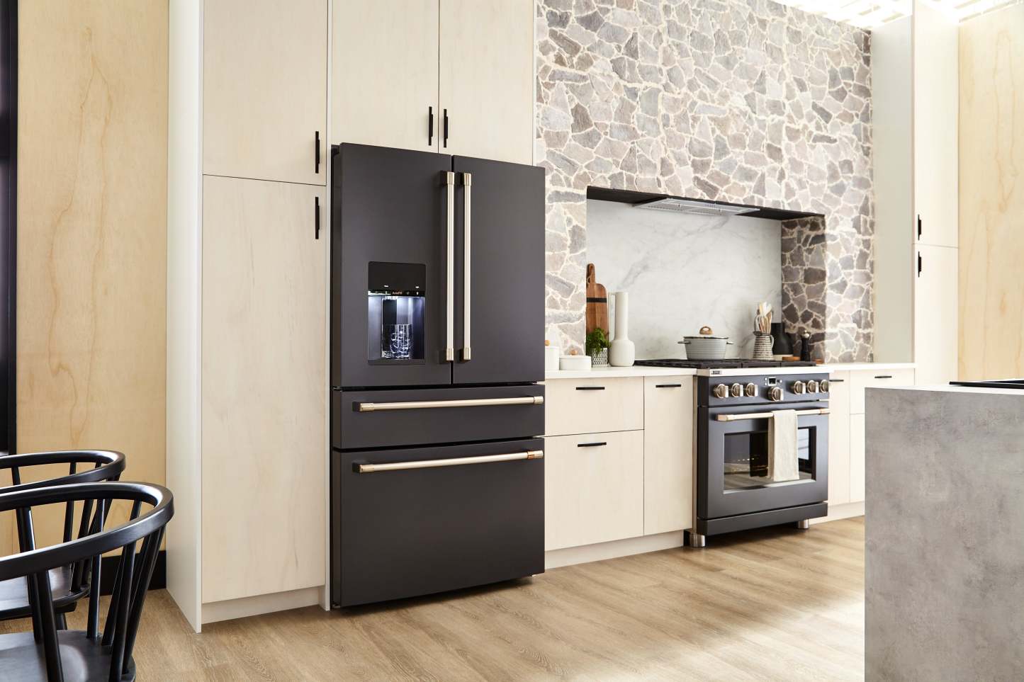 Réfrigérateur Café 36 22,3 pi³ à 4 portes - noir mat - CXE22DP3PD1 | Café 36 22,3 Cu. Fort. Réfrigérateur à quatre portes - Noir mat - CXE22DP3PD1