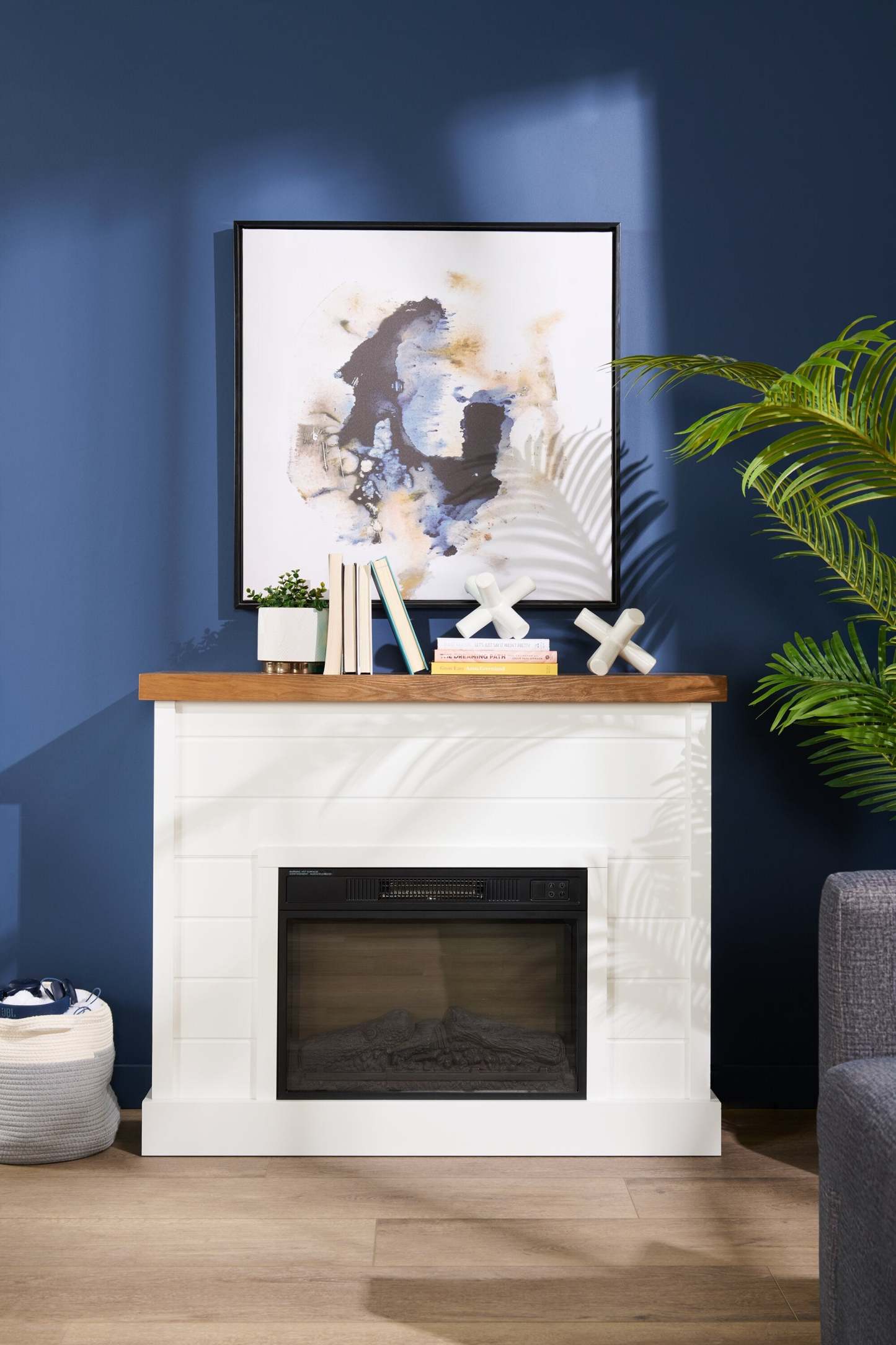 Foyer électrique moderne Mehgan 43.8 - Blanc et marron bicolore | Foyer électrique moderne Mehgan de 43,8 po - deux teintes, blanc et brun